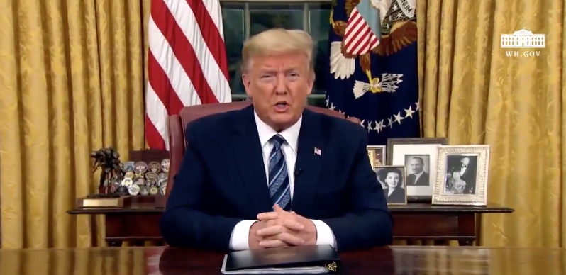 Doandl Trump, anunciando restricciones por el coronavirus.