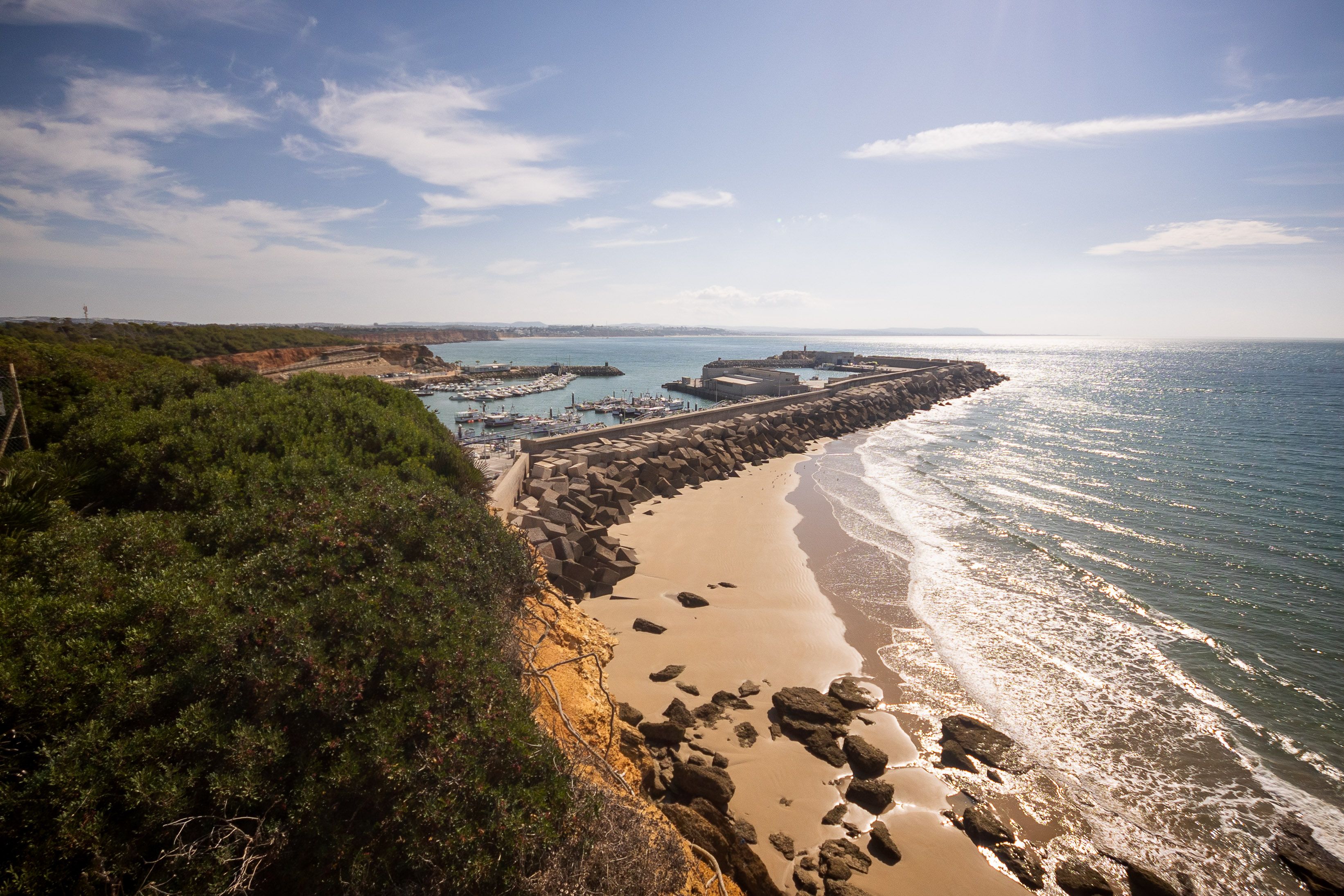 El litoral de Conil, donde se quiere instalar un megaparque eólico, en una imagen de estos días. El litoral de Conil, donde se quiere instalar un megaparque eólico, en una imagen de estos días.
