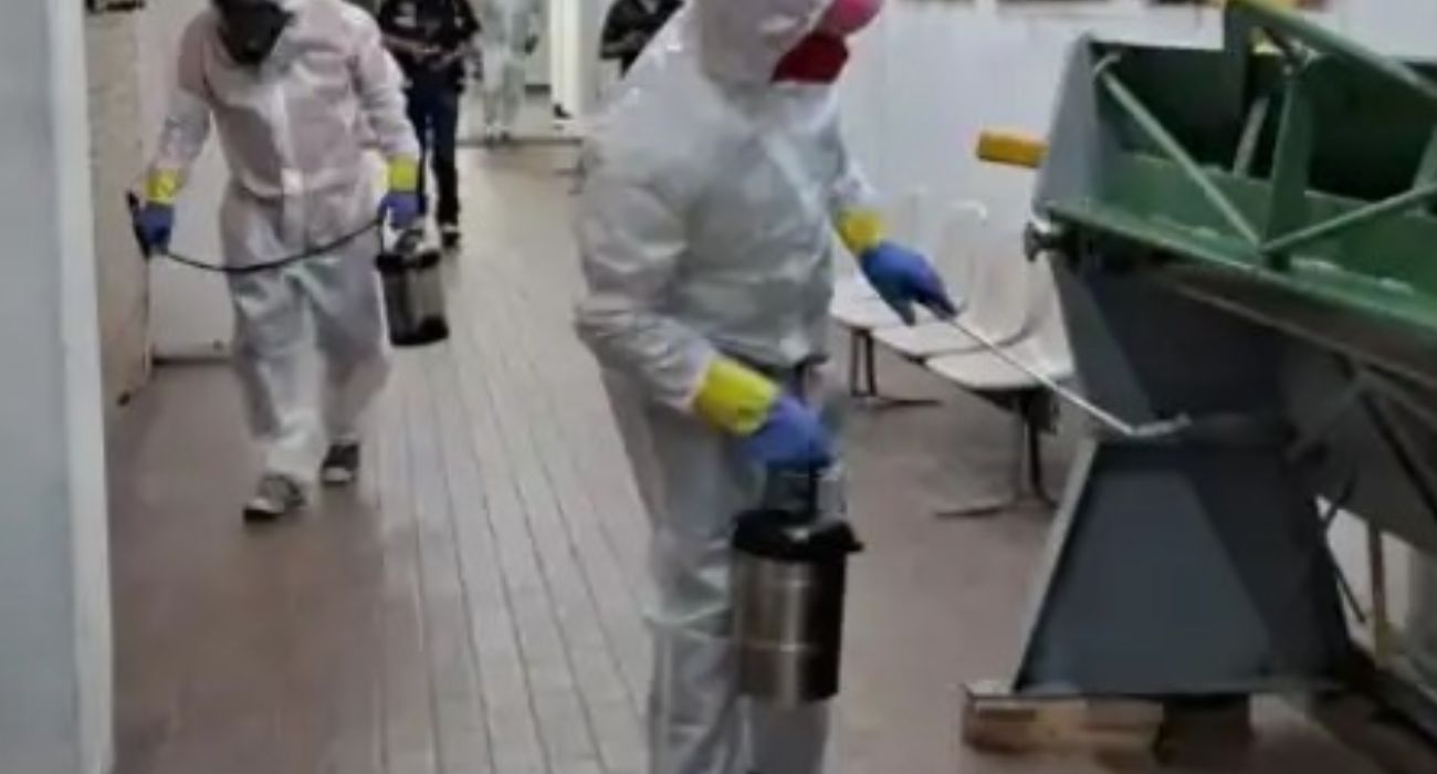 Empleados trabajando en Francia en la desinfección de chinches.