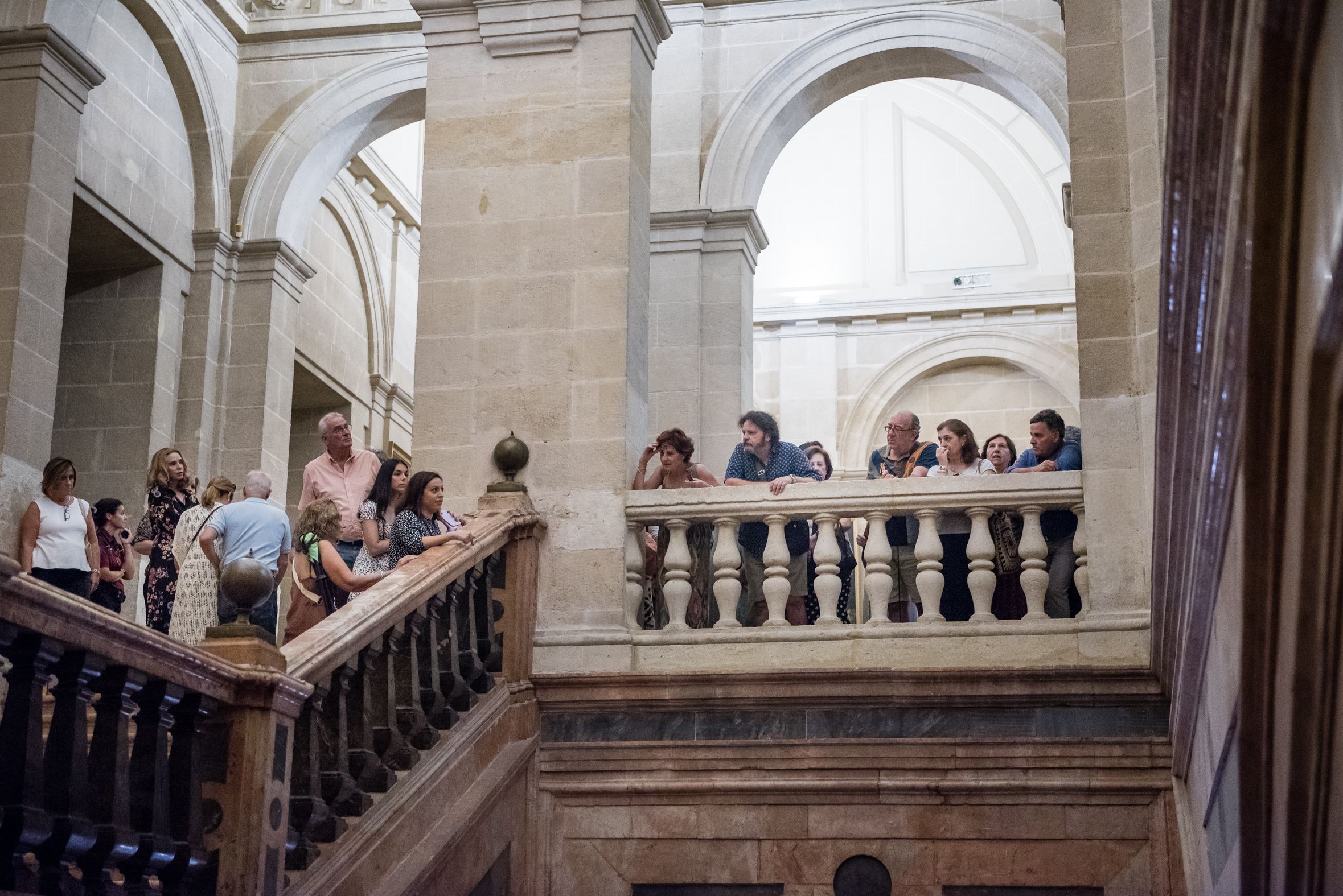 Subidas, colas, mucho público.