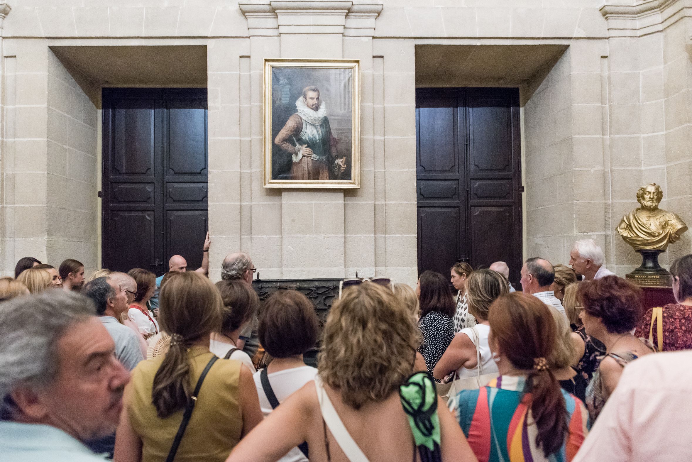 Visitantes contemplan un cuadro.