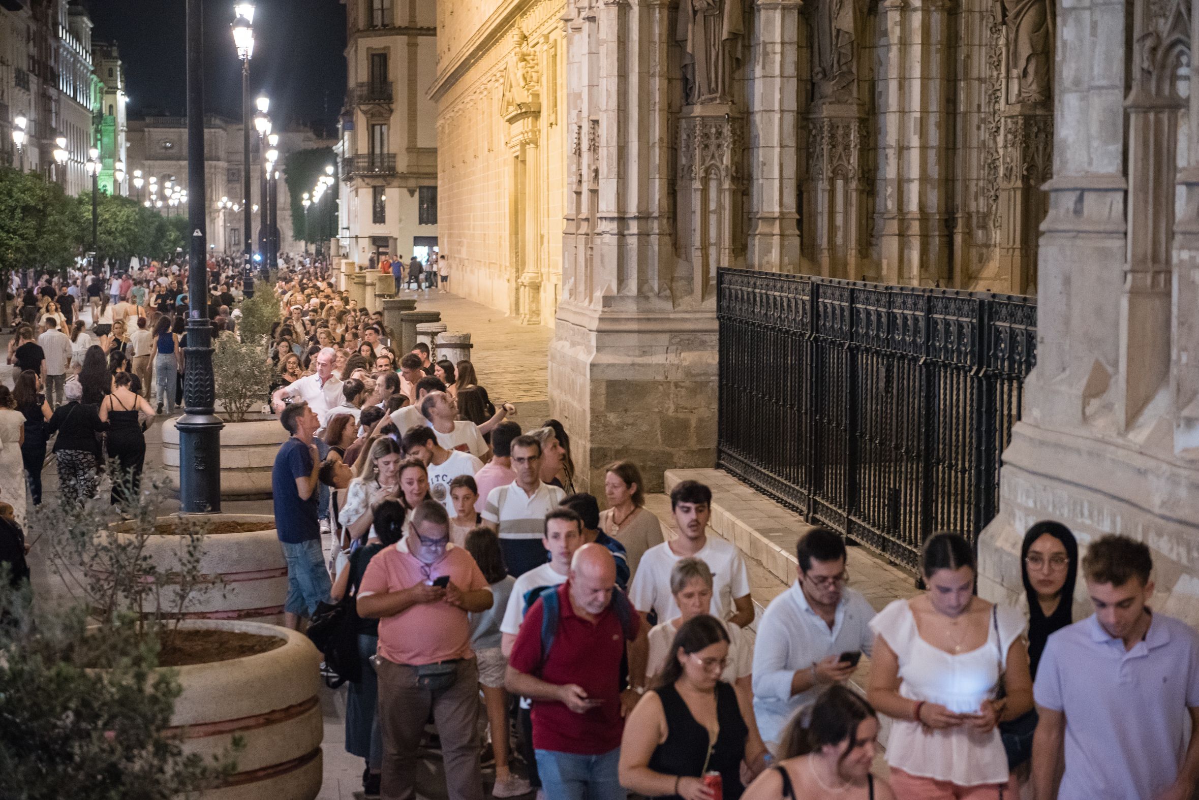 Visitantes esperan en la avenida de la Constitución.