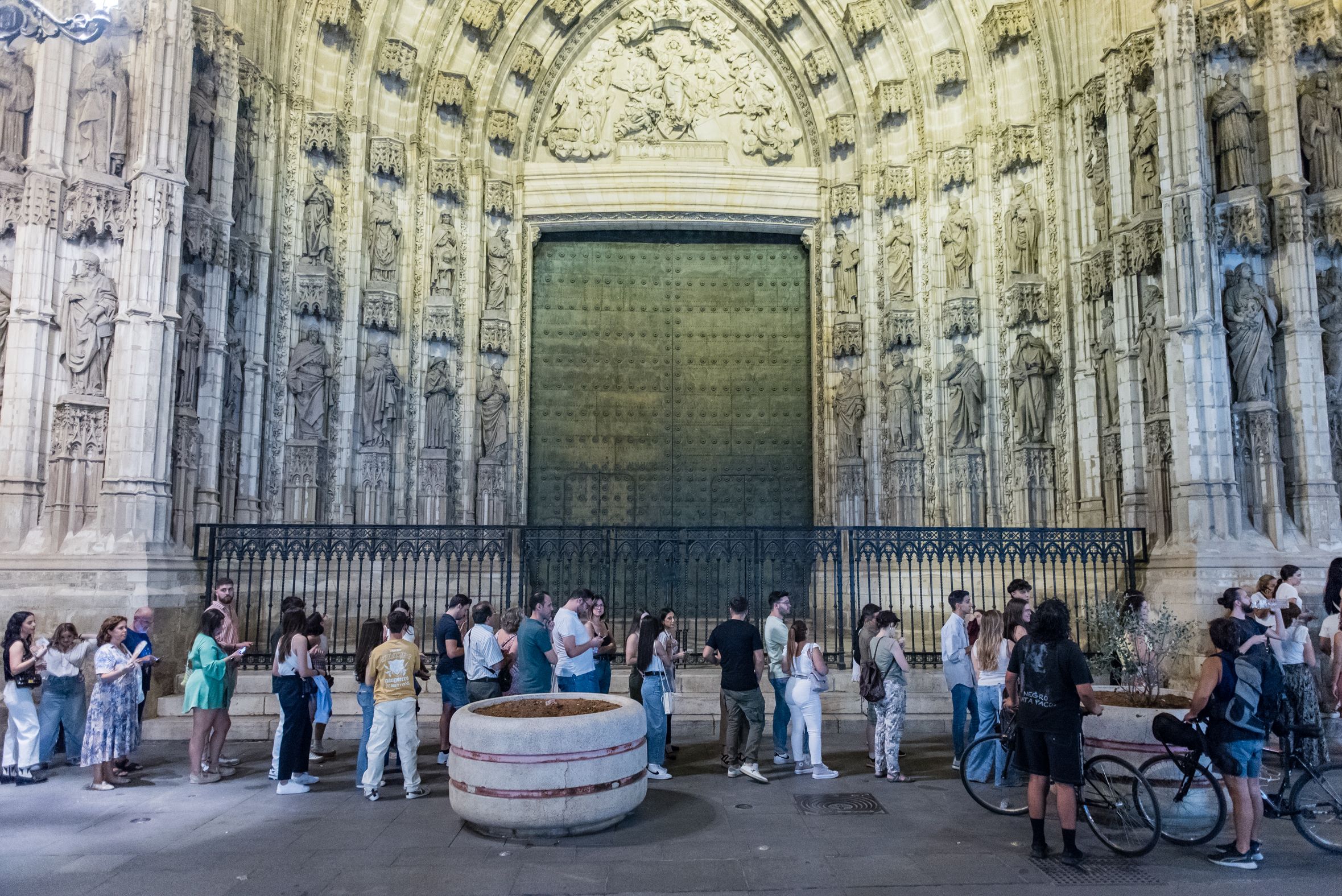 Colas en la Catedral.