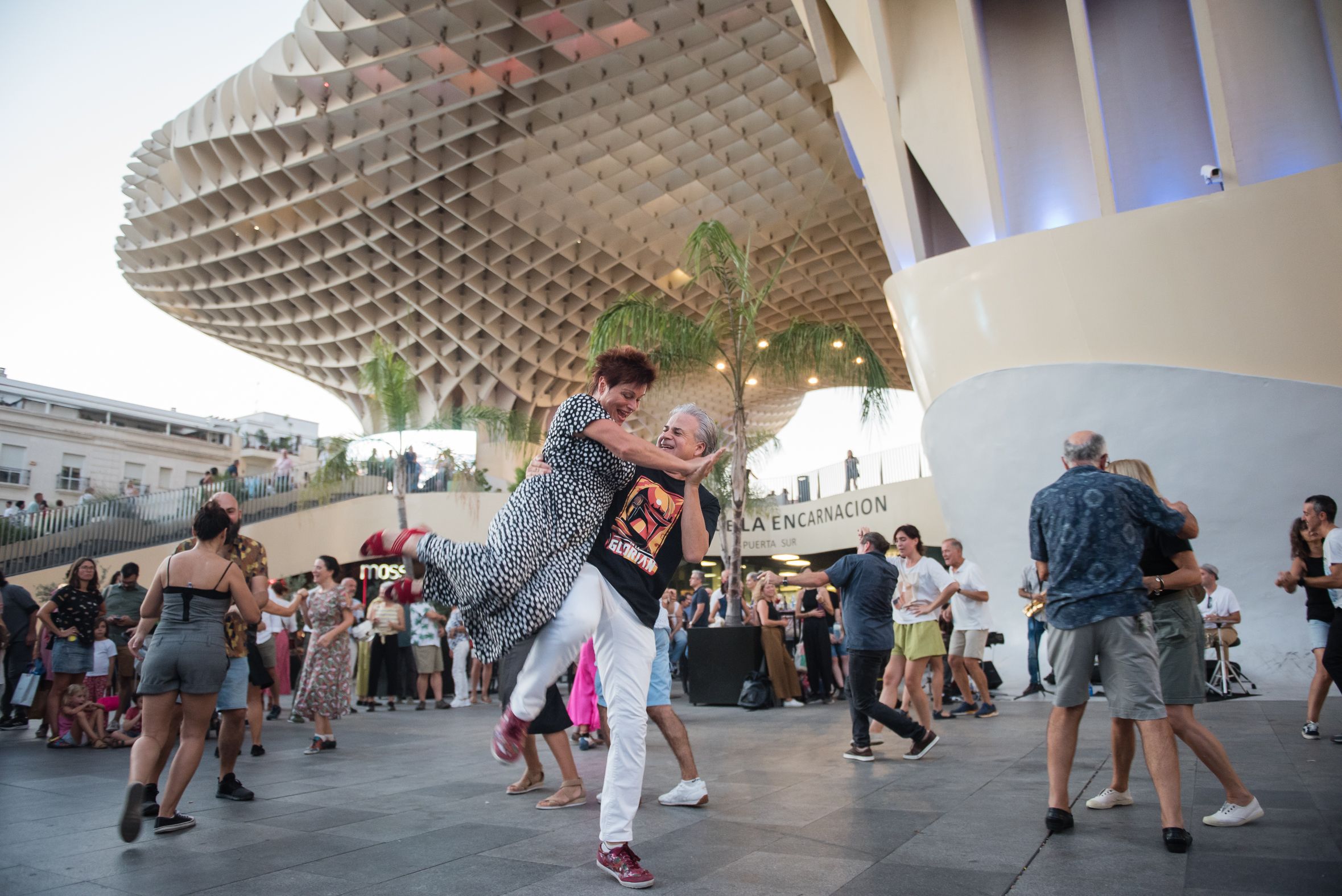 Un baile ante las Setas.