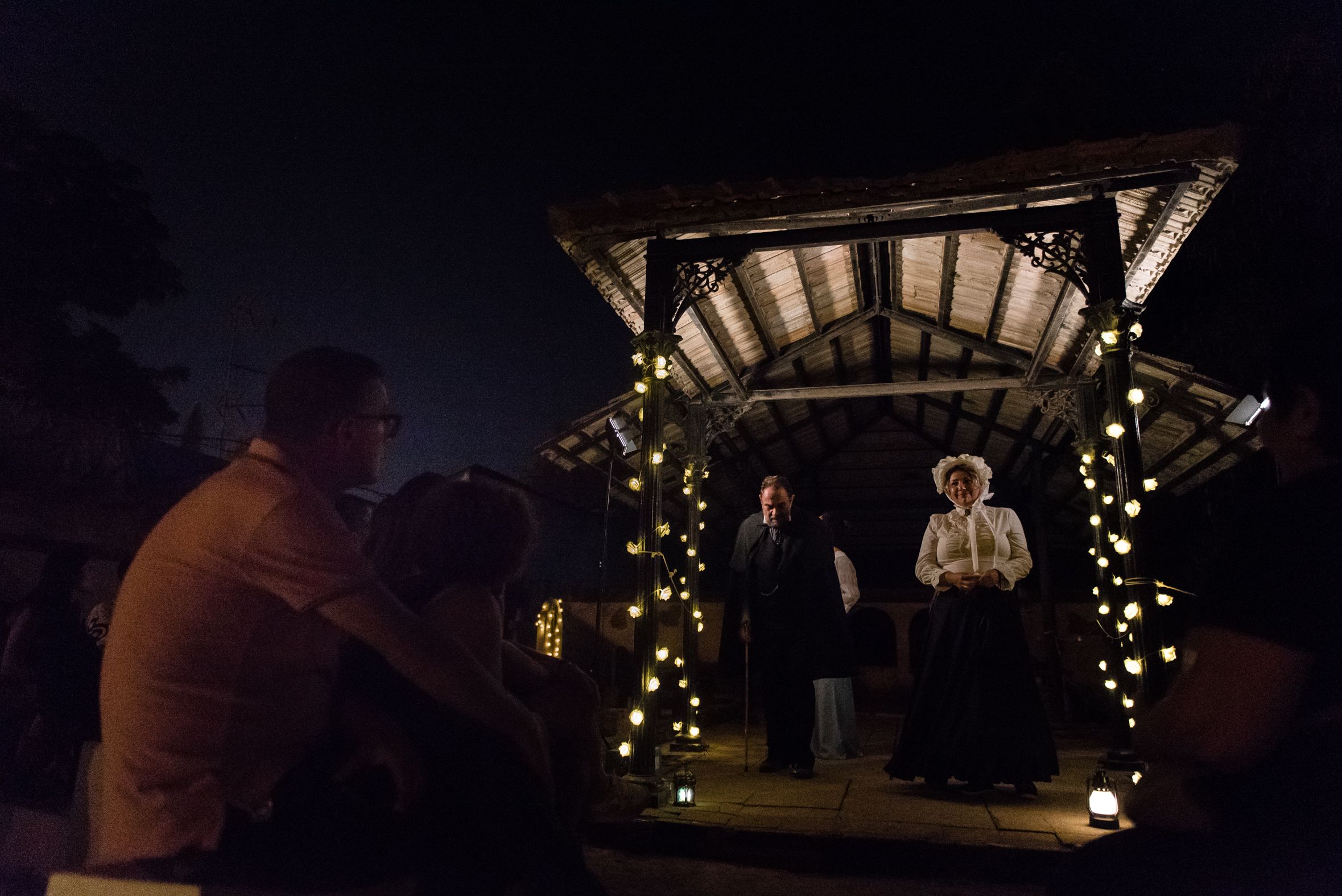 Un visitante contempla un momento de la teatralización.