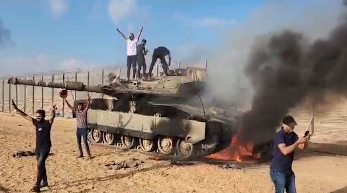 Soldados palestinos atacan un tanque en Israel.