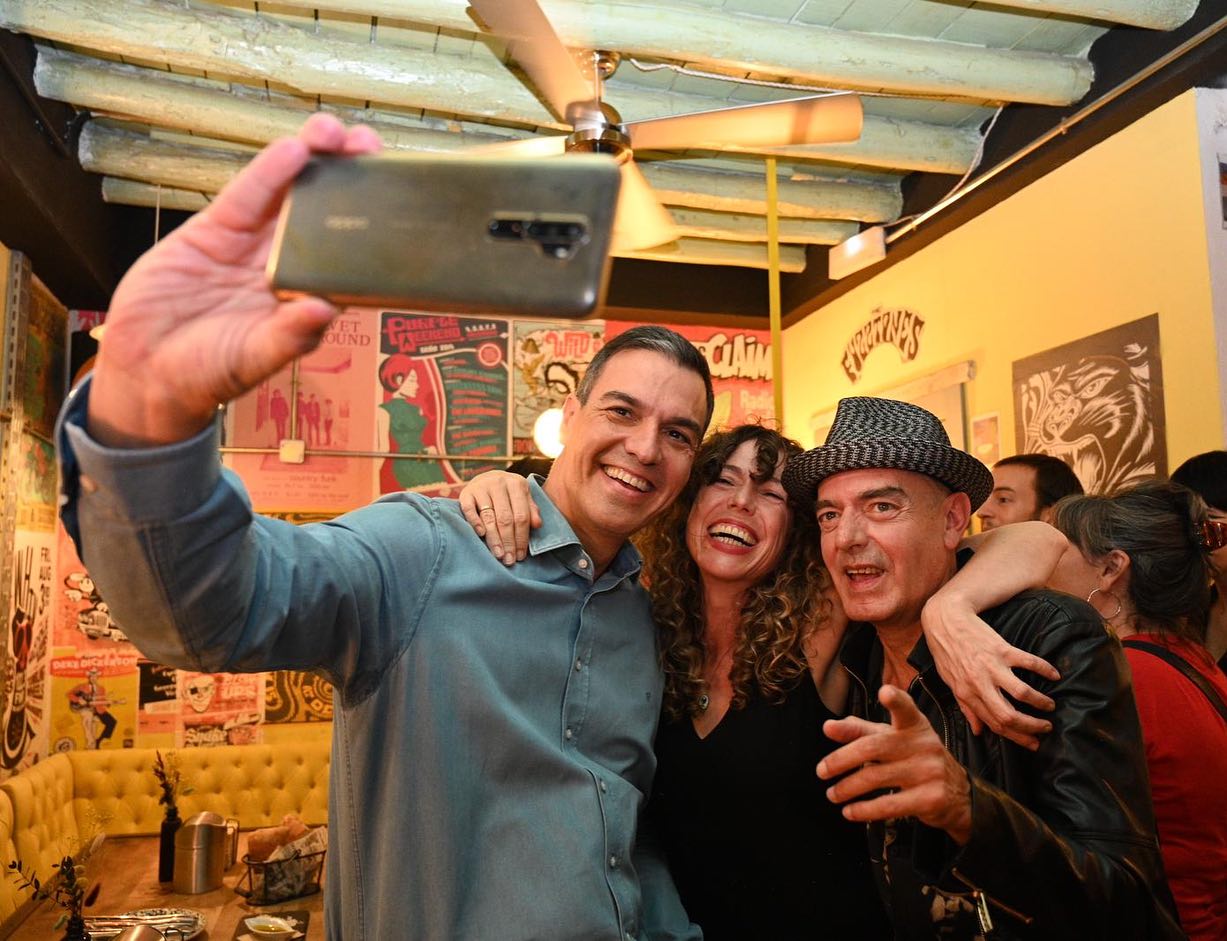 Pedro Sánchez disfruta en el retro bar Lemon Rock de Granada.  BORJA PUIG DE LA BELLACASA