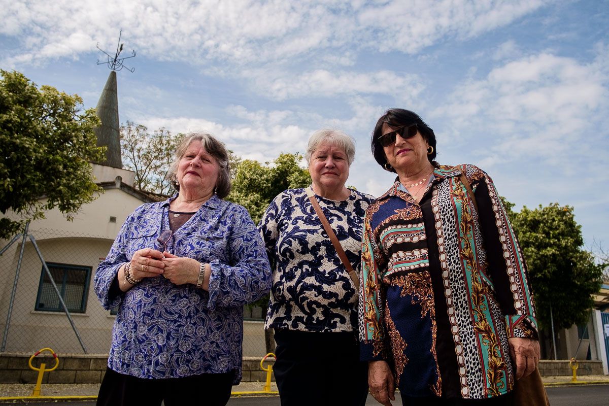 Pilar Chamorro, Angélica Gutiérrez y Mari Ángeles Montemayor, profesoras jubiladas de Estella, junto al centro escolar. FOTO: MANU GARCÍA