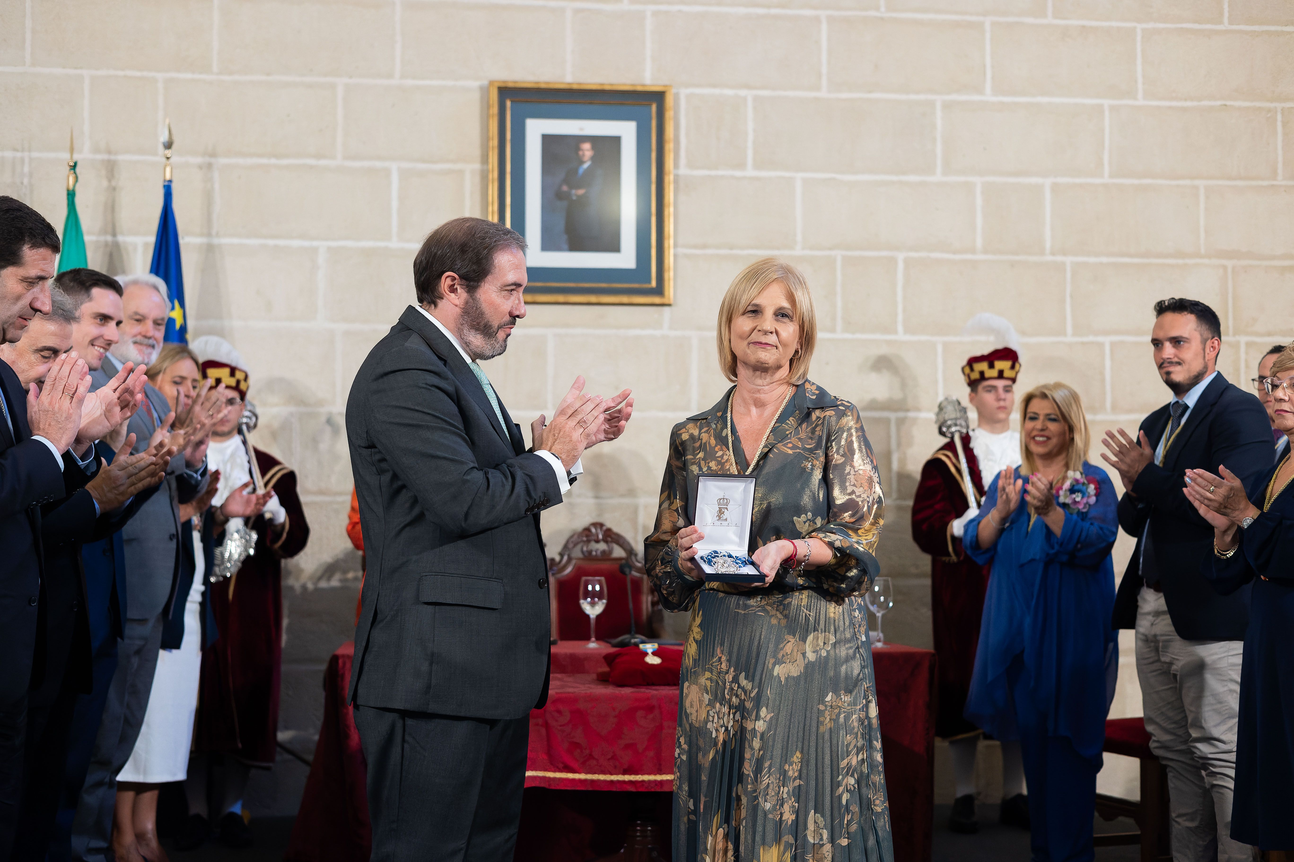 La alcaldesa recibe la medalla conmemorativa de la coronación.     MANU GARCÍA 