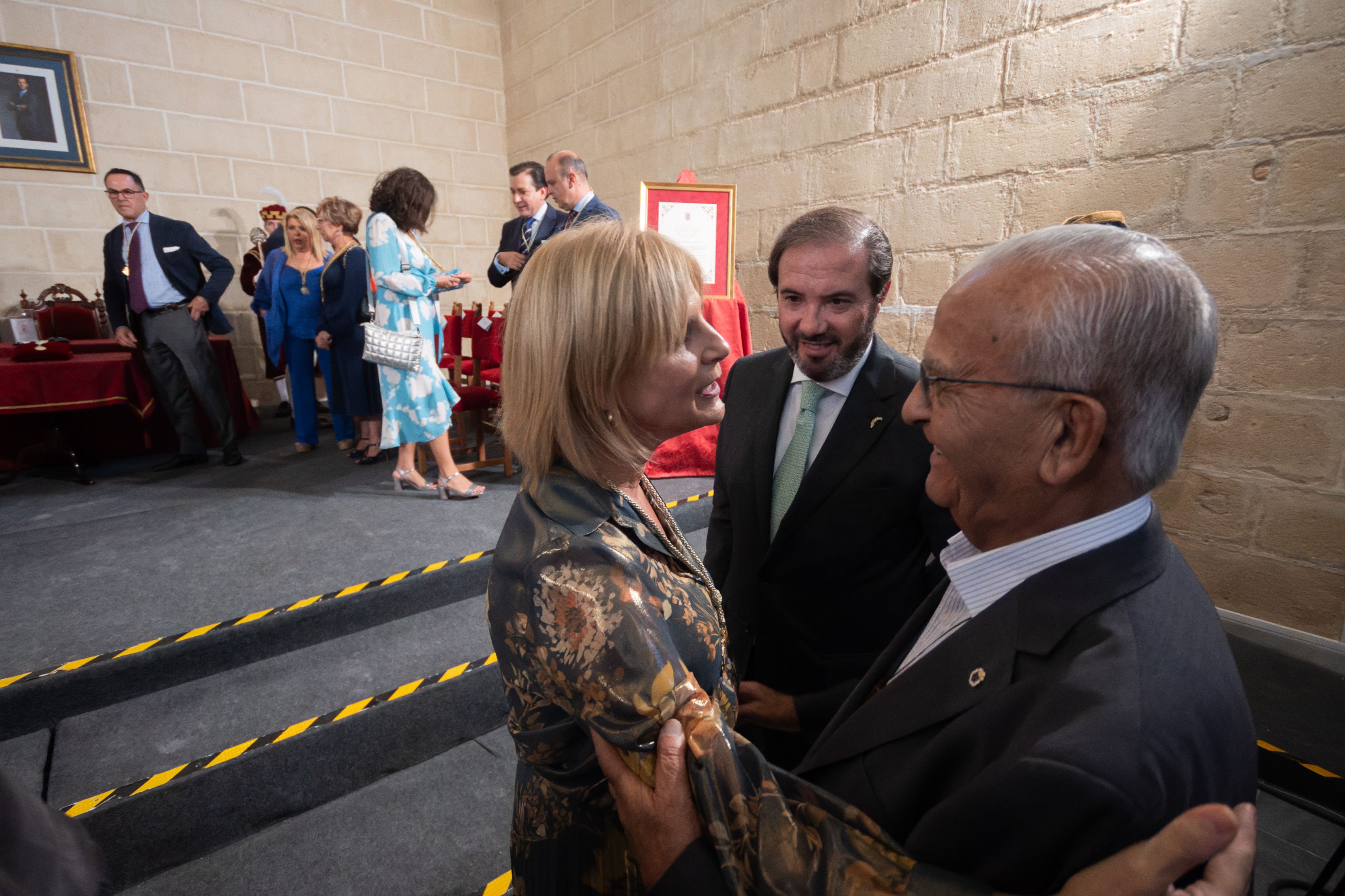 La alcaldesa saludando al hermano Virgilio Rojo abre el hermano mayor.    MANU GARCÍA 