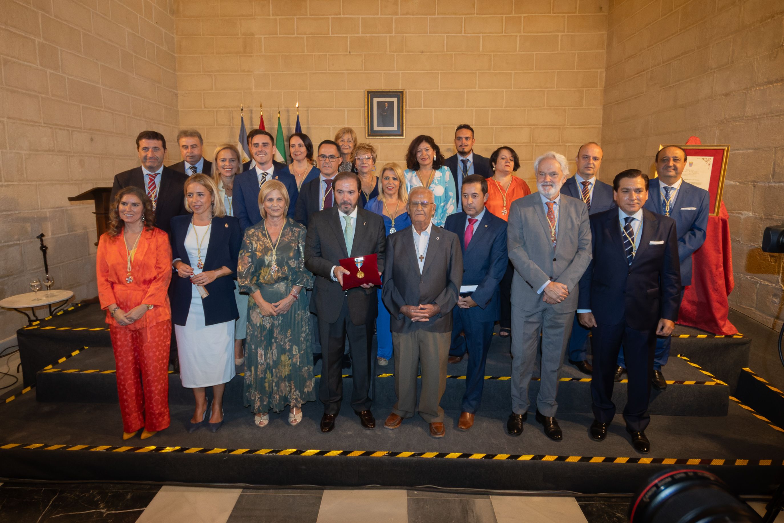 Posado de la corporación con el hermano mayor al finalizar el pleno.