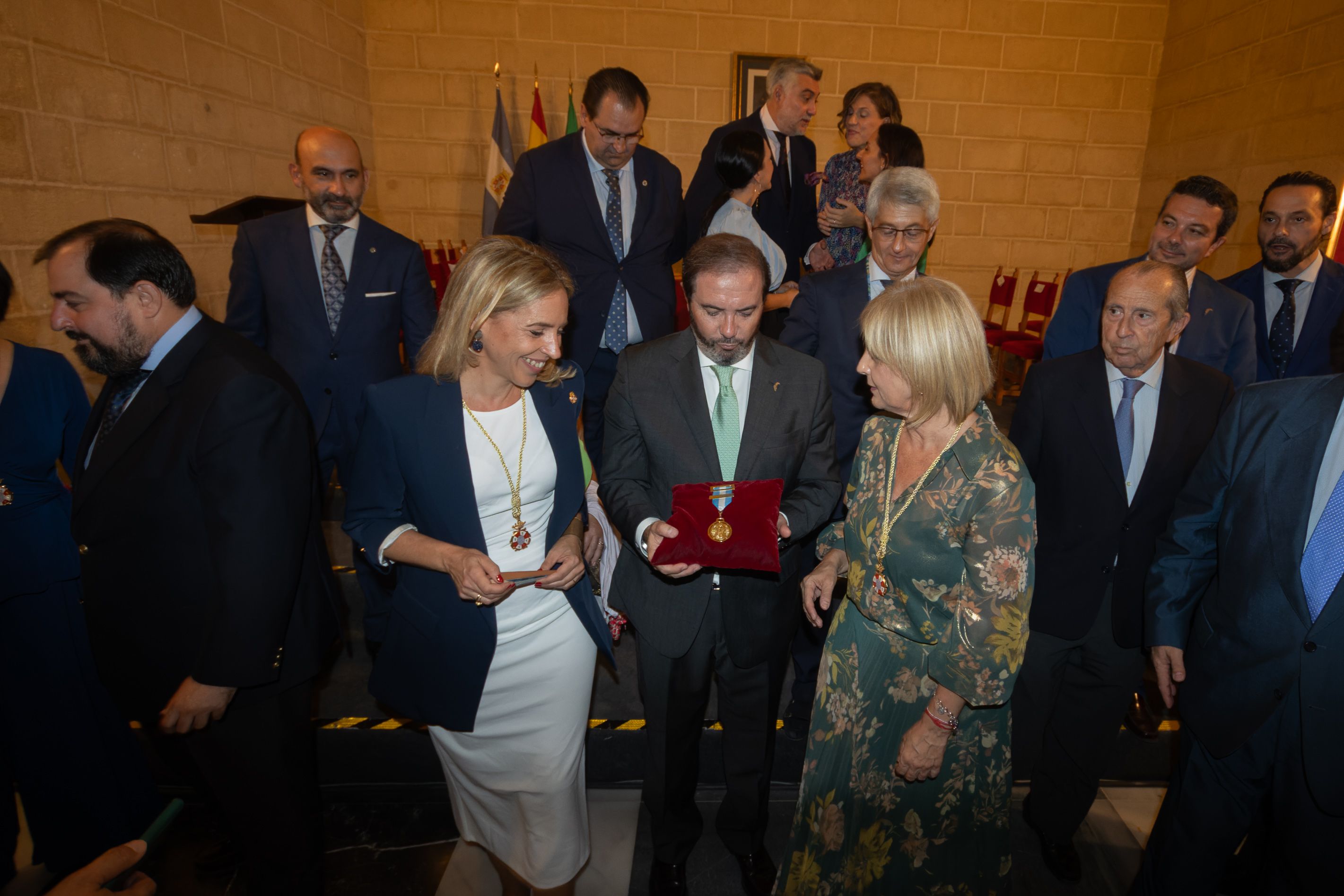 La alcaldesa junto a la presidenta de la Diputación  entregando la medalla de oro al hermano mayor.