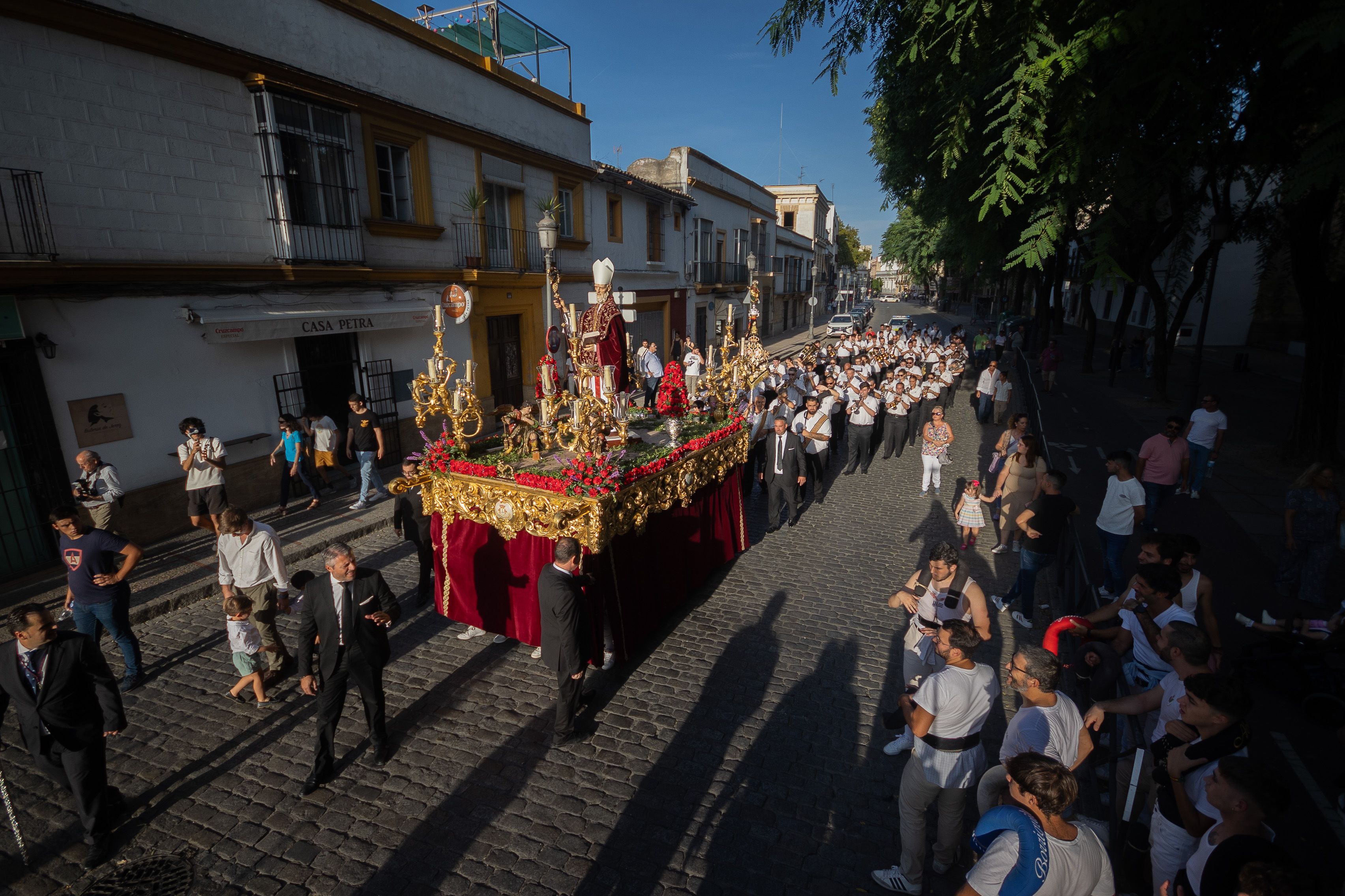 Discreta acogida en las calles de Jerez a san Dionisio. En la imagen, por la calle Ancha camino de la Merced. Discreta acogida en las calles de Jerez a san Dionisio. En la imagen, por la calle Ancha camino de la Merced.