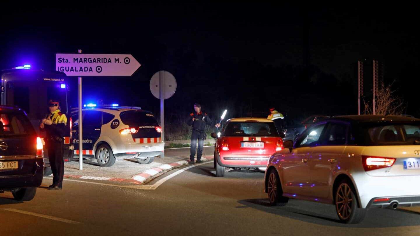 Los Mossos controlan las entradas y salidas alrededor de Igualada desde la medianoche del jueves al viernes.  EFE/Susanna Sáez vía RTVE