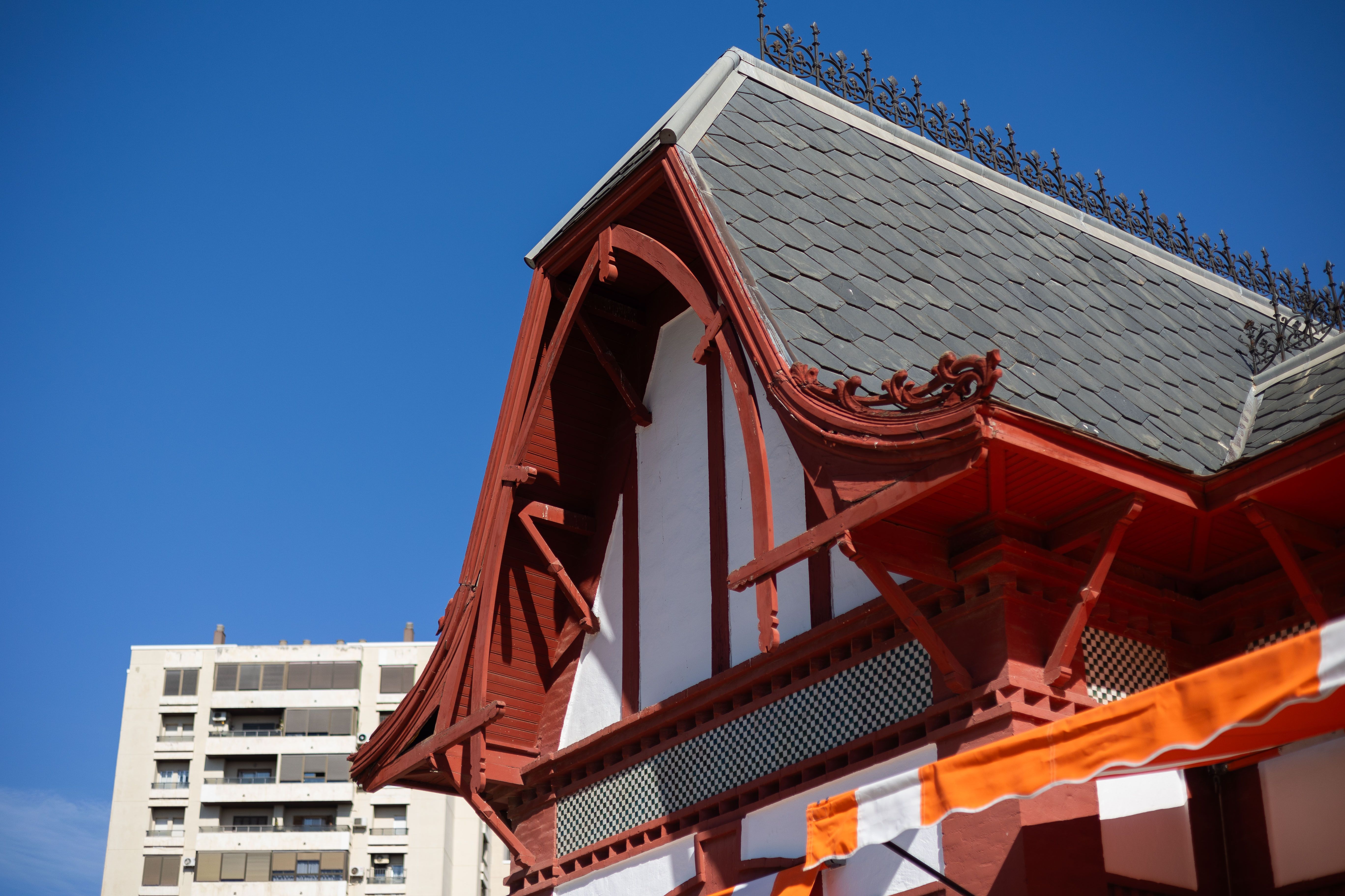 Detalle del edificio, con influencias orientales e inglesas.