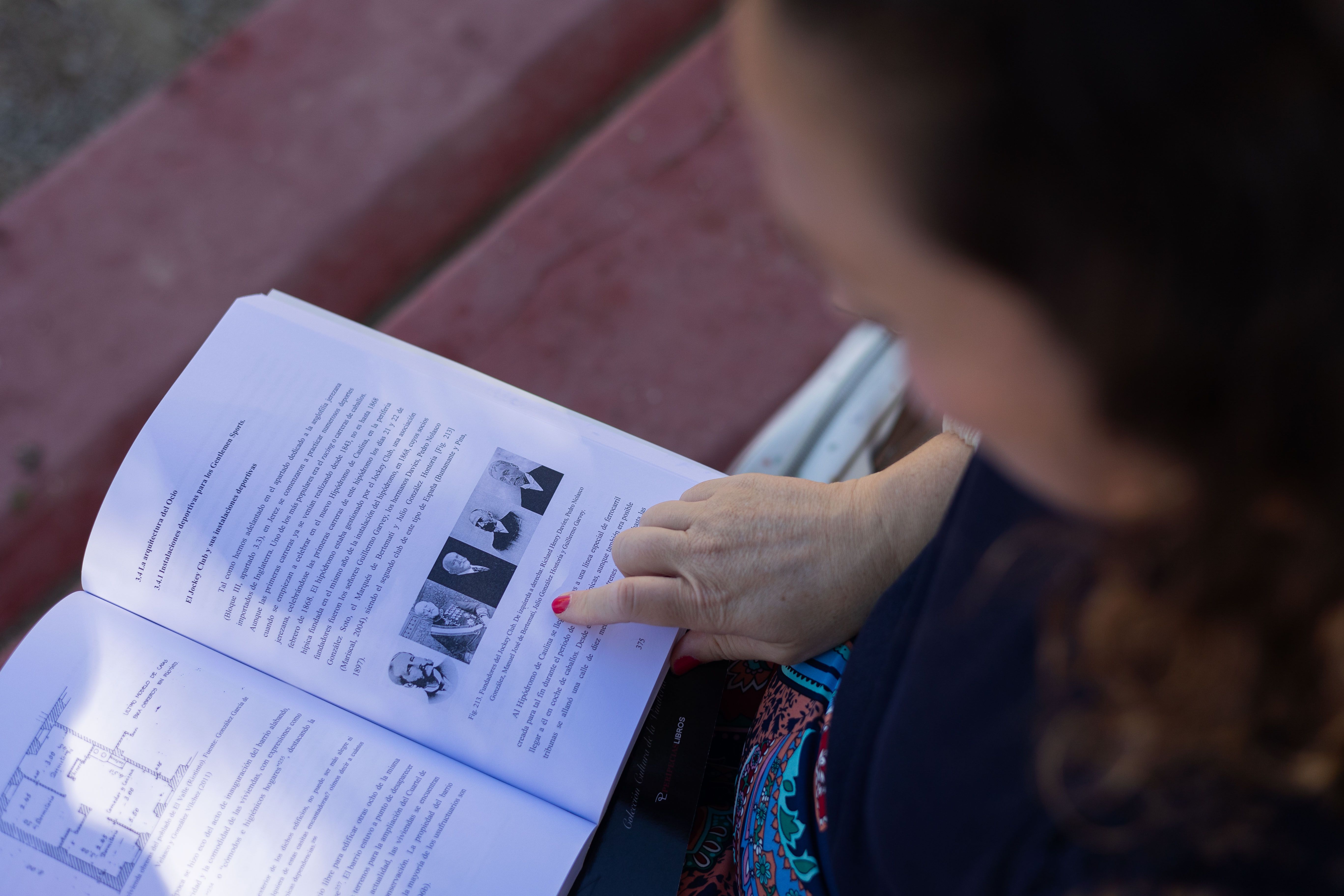 La investigadora, enseñando una de las páginas de su libro.