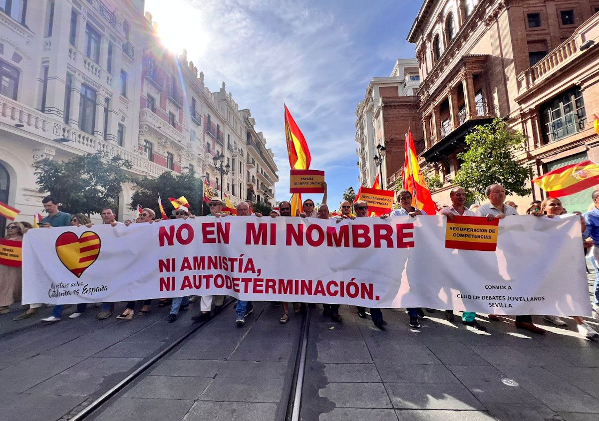Manifestación contra la amnistía en Sevilla en apoyo a la convocatoria de Barcelona. 