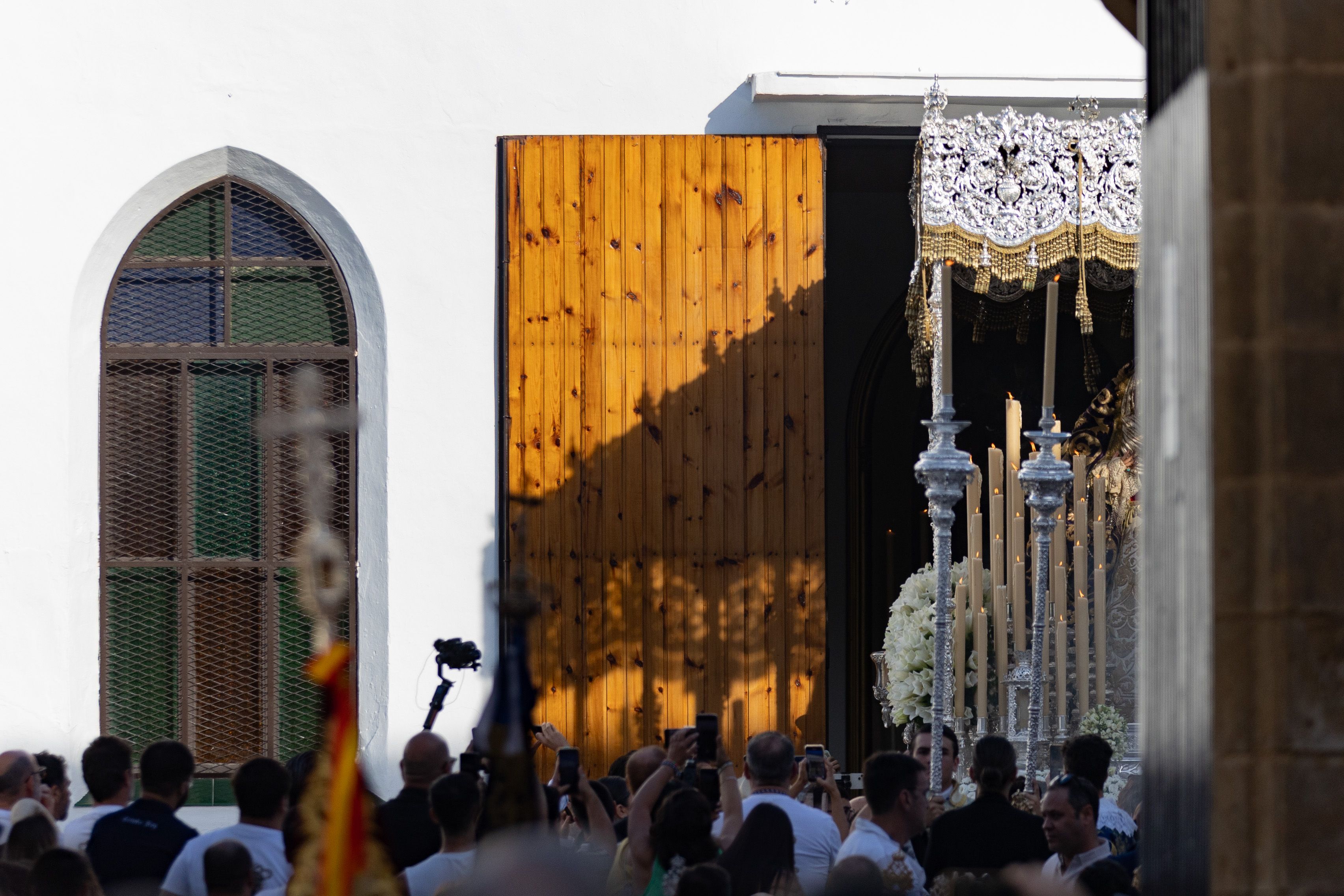 El palio asomando por el oratorio de la Escuela de San José.     MANU GARCÍA 