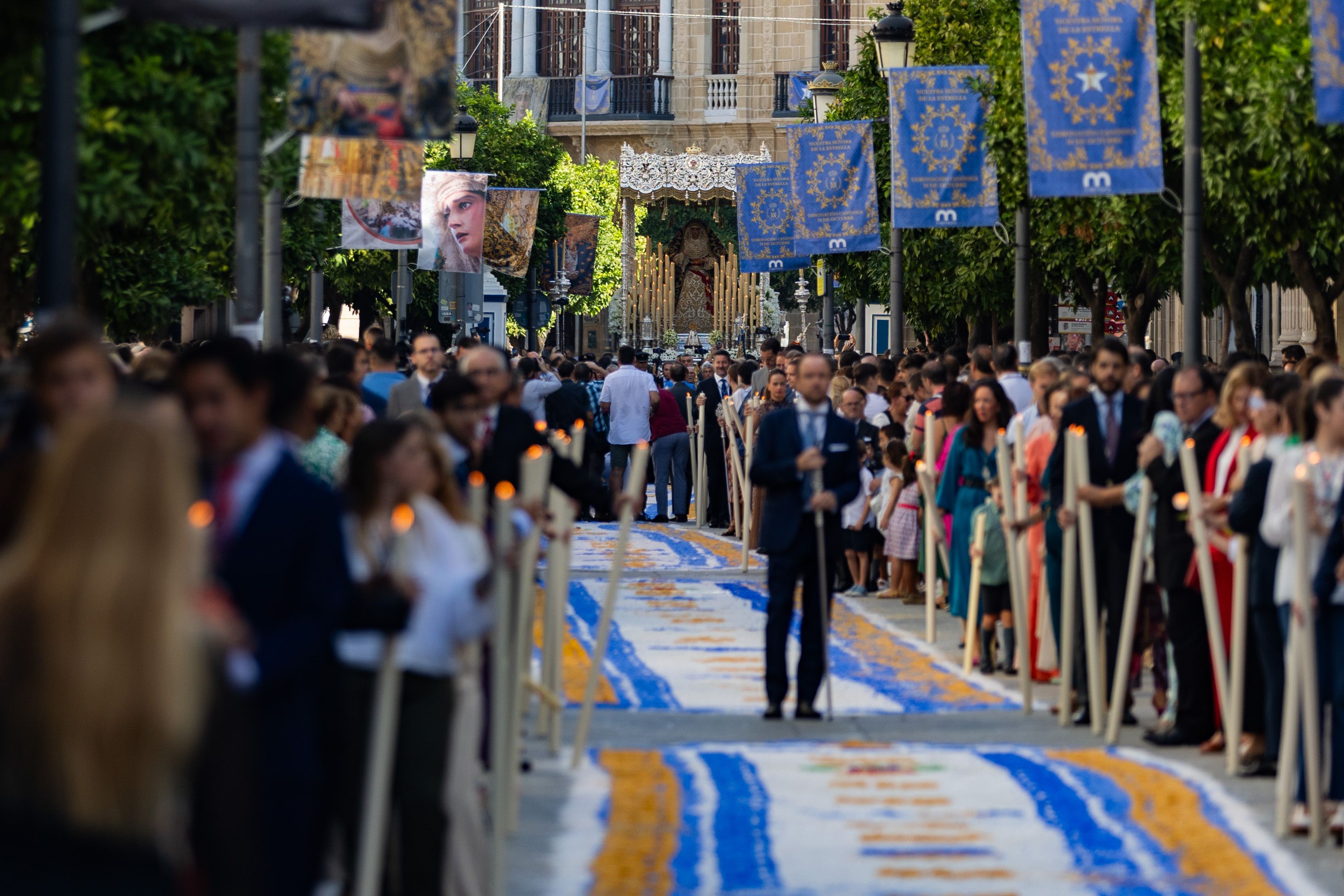 El amplio cortejo de hermanos por una calle Larga alfombrada.     MANU GARCÍA 