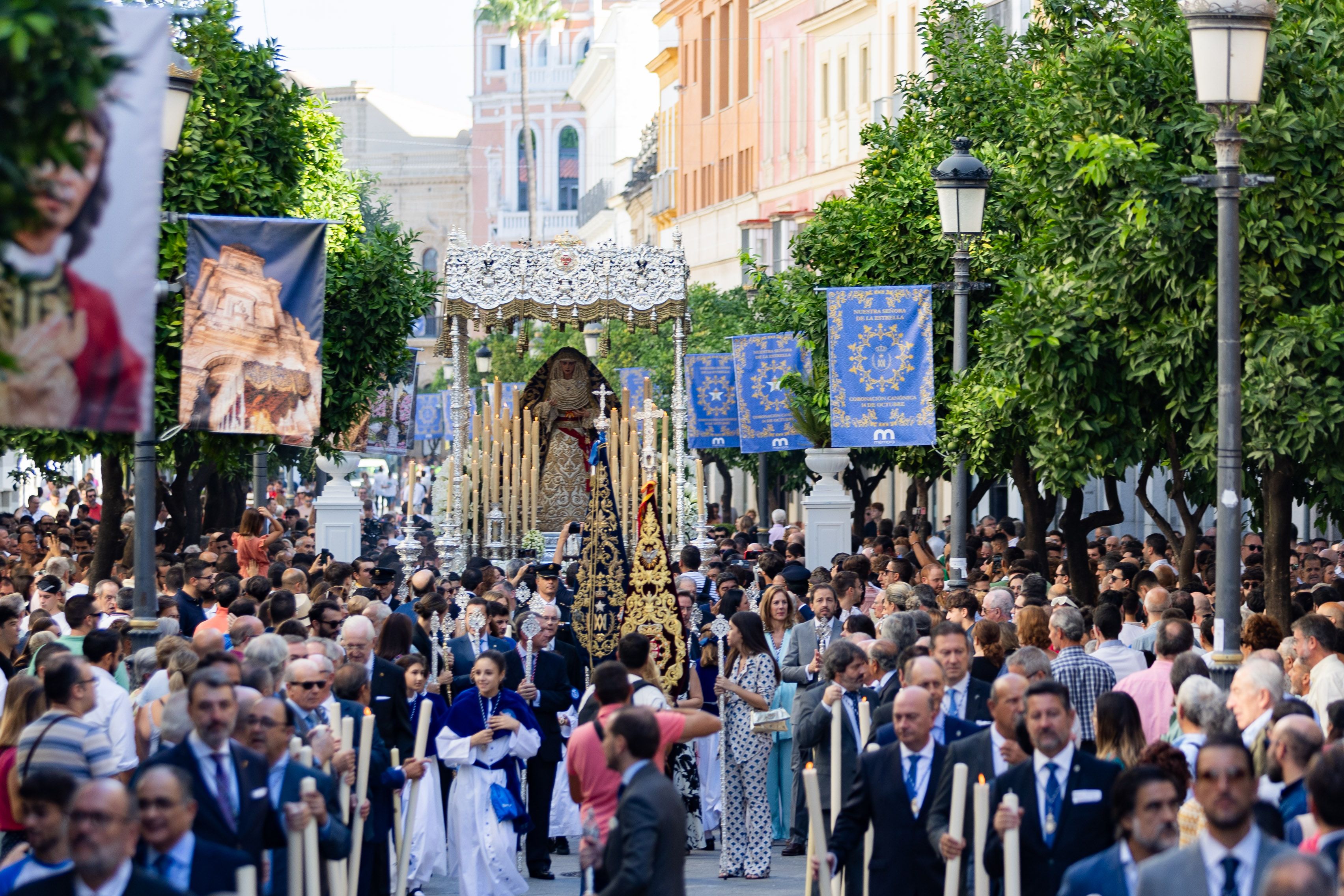 Procesión de la Virgen de la Estrella, el pasado domingo, a su paso por una abarrotada calle Larga.       MANU GARCÍA