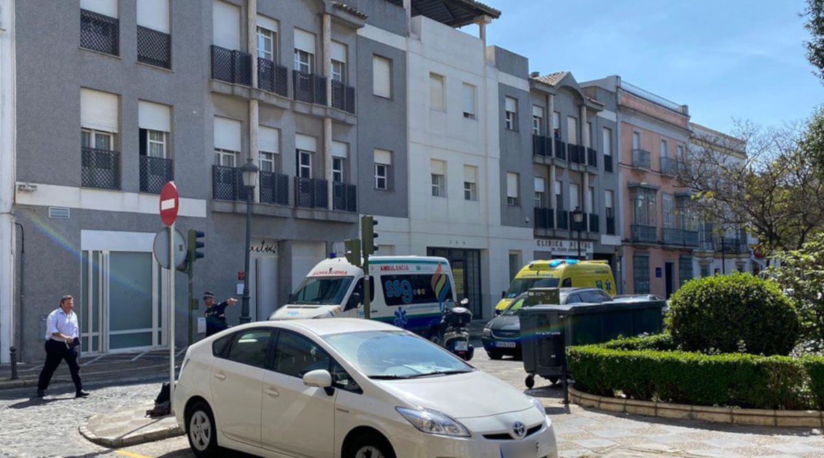 Imagen de la plaza Aladro con dos ambulancias frente a una vivienda.