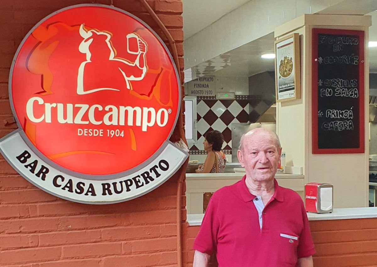 Ruperto Blanco, fundador del mítico bar trianero Casa Ruperto, en Sevilla. 