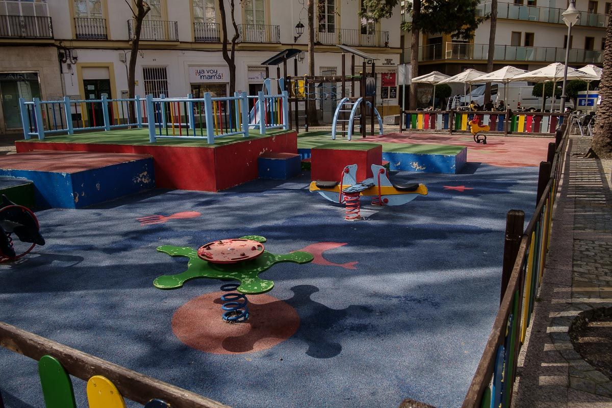 Un parque infantil precintado por el coronavirus. FOTO: MANU GARCÍA