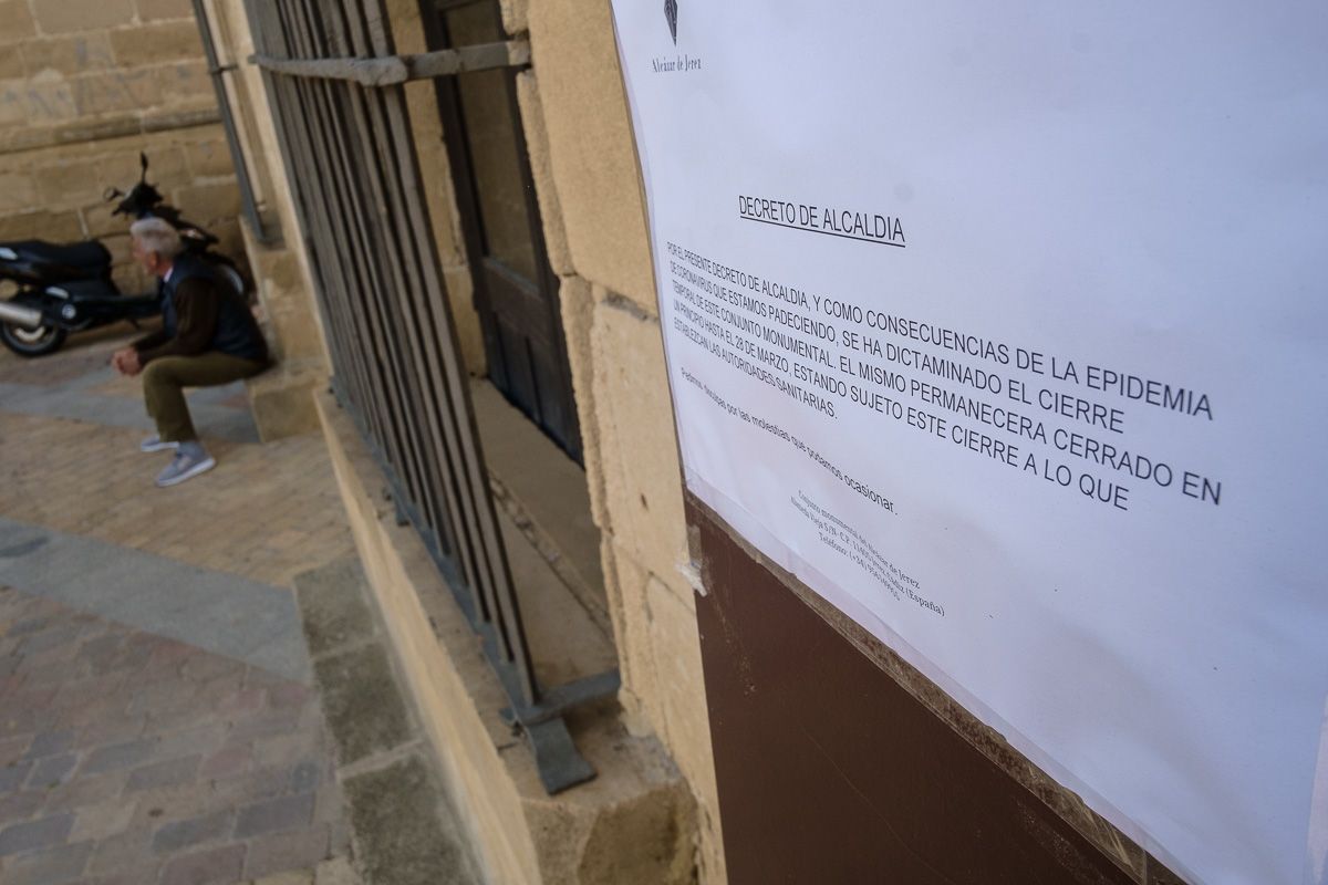 Un edificio municipal de Jerez, cerrado por el estado de alarma. FOTO: MANU GARCÍA