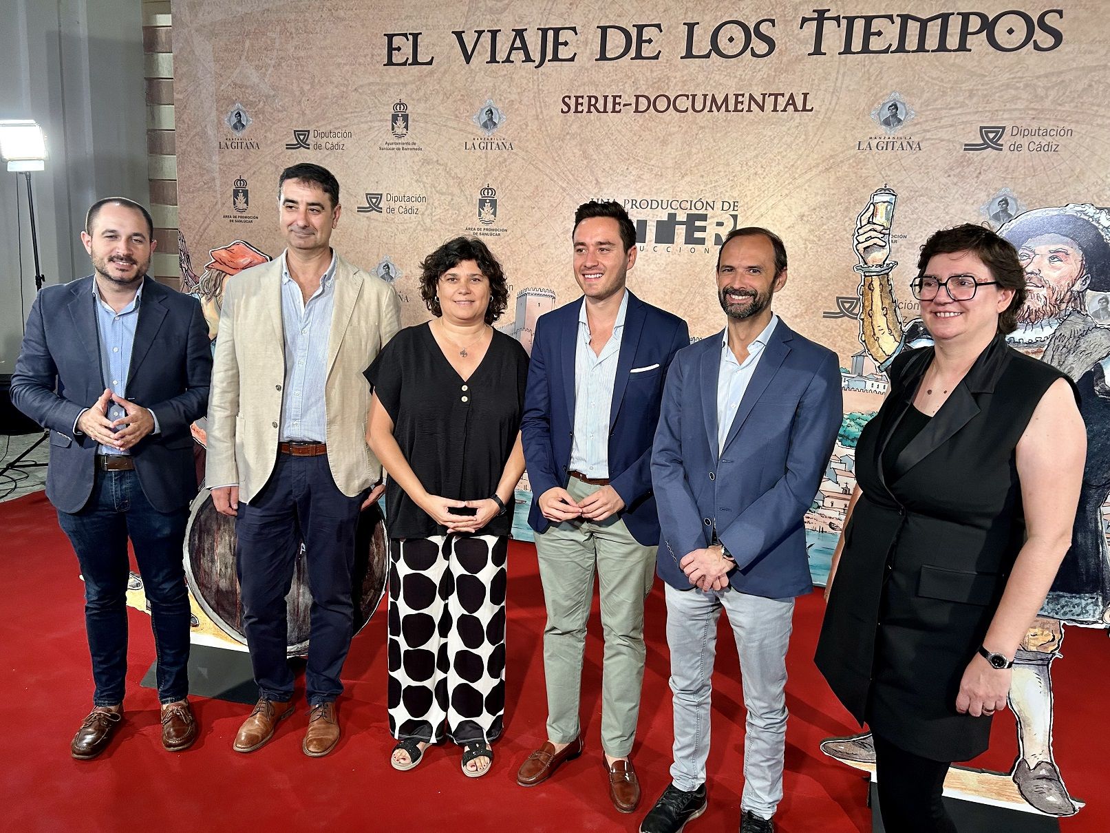 La alcaldesa junto a los productores y director de la serie.