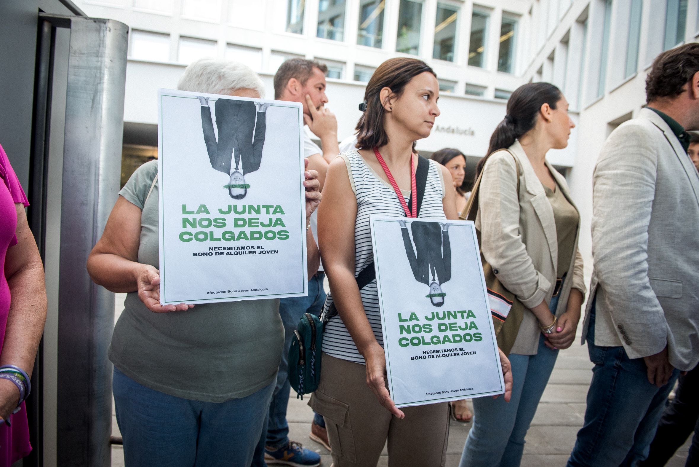 Una madre y su hija en la protesta por el Bono Alquiler Joven.