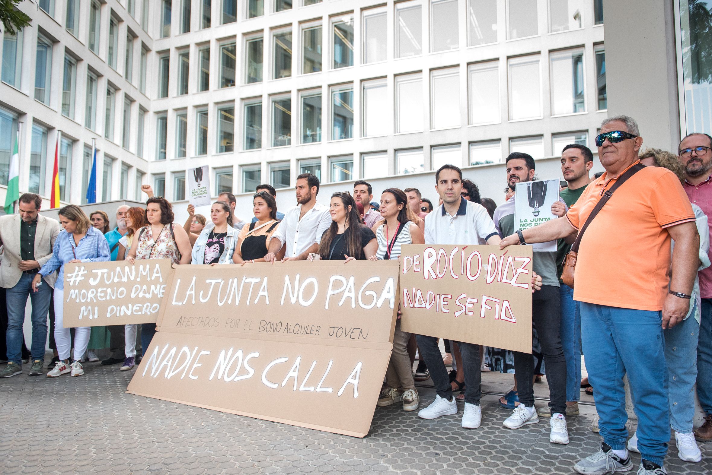 Protesta por el Bono Alquiler Joven frente a Fomento y Vivienda.