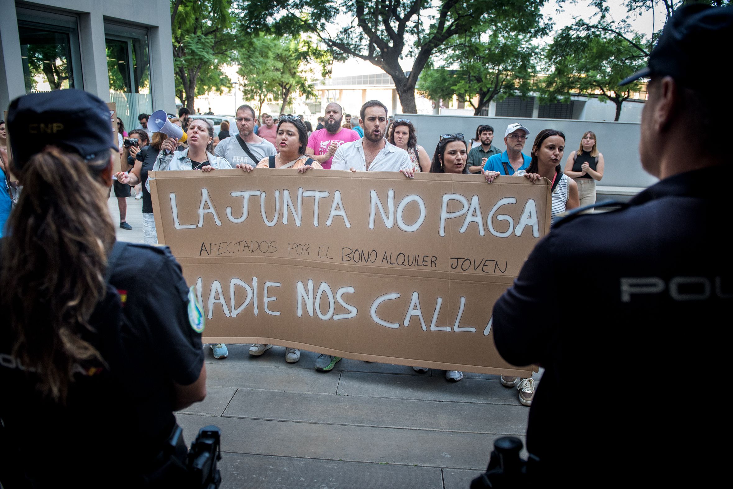 Jóvenes afectados por el Bono Alquiler en la manifestación frente a la consejería de Fomento y Vivienda.