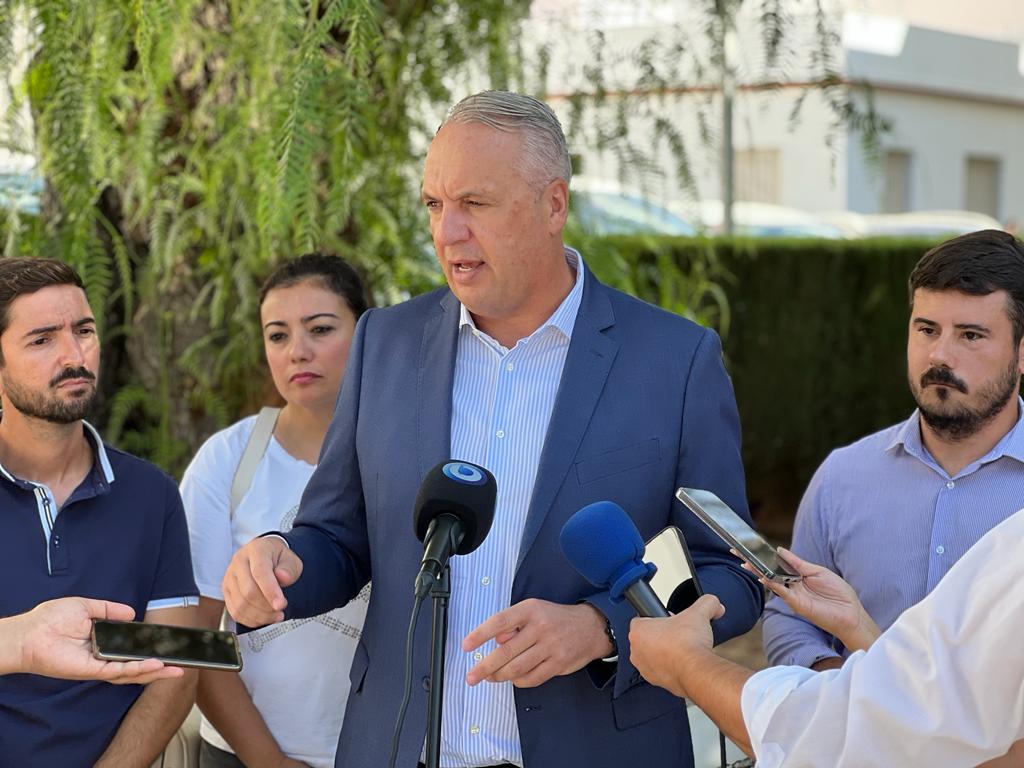 El secretario general del PSOE de Cádiz y diputado, Juan Carlos Ruiz Boix, denuncia junto al portavoz municipal socialista en Barbate, Javi Rodríguez, el maltrato que sufre la localidad a manos del PP.