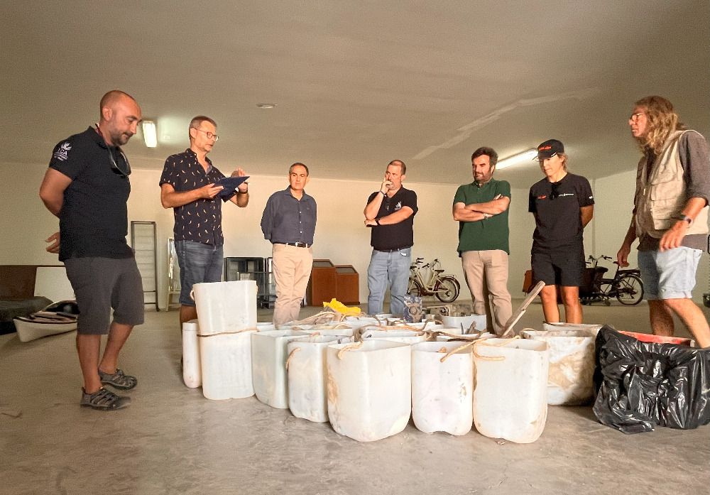 Los voluntarios limpian las aguas del río San Pedro desde sus kayaks en El Puerto. Los voluntarios limpian las aguas del río San Pedro desde sus kayaks en El Puerto.