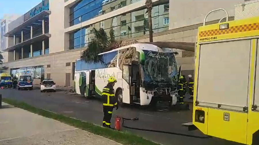 Estado del autobús tras el accidente.