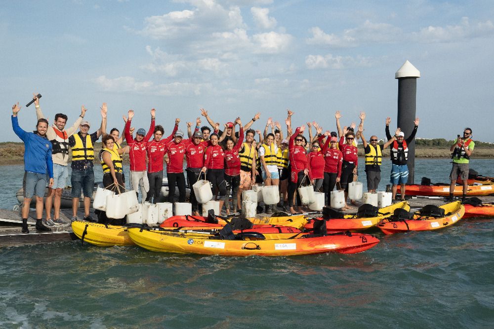 Personas participantes en la limpieza del río San Pedro.