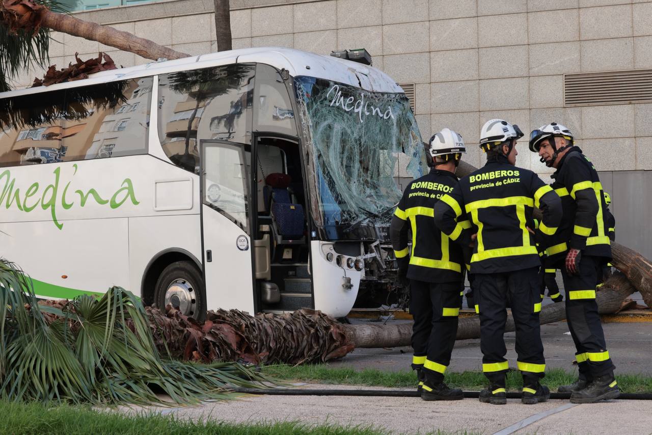 Los bomberos, junto al autobús siniestrado en la avenida de Las Cortes de Cádiz.