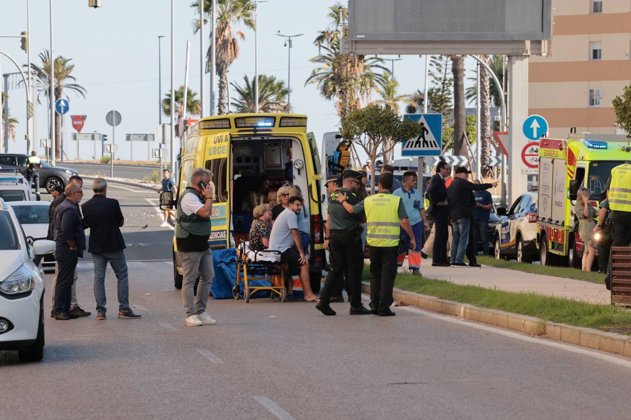 Los servicios de emergencias atienden a heridos tras el accidente de autobús en Cádiz.