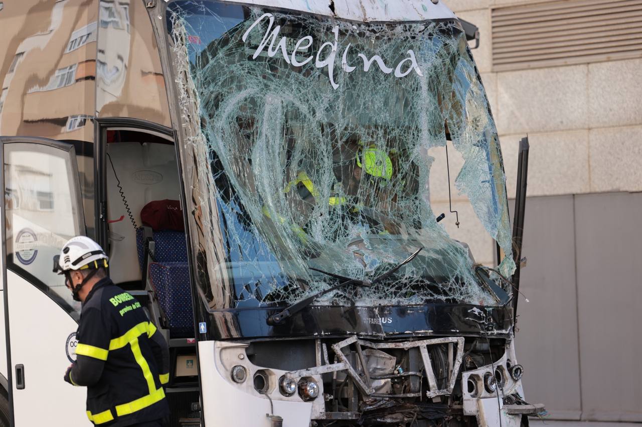 Bomberos, dentro del autobús tras el accidente, en Cádiz.
