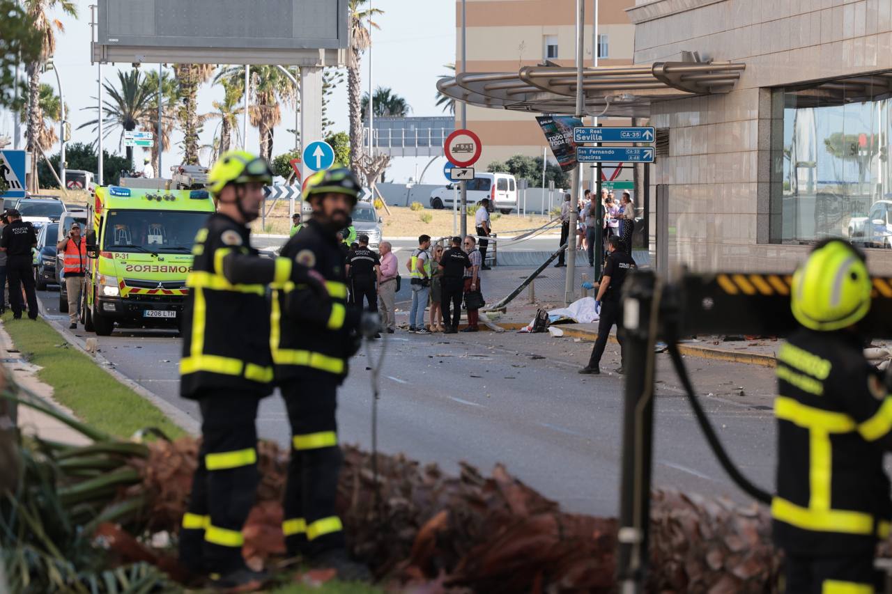 Los bomberos y las asistencias sanitarias, en el escenario del accidente. Los bomberos y las asistencias sanitarias, en el escenario del accidente.