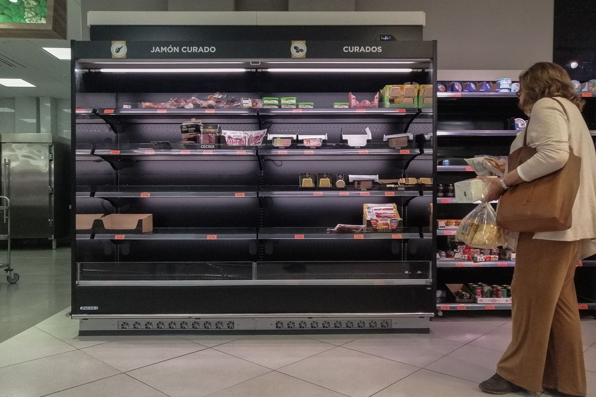 Una clienta, en un Mercadona durante el estado de alarma. FOTO: MANU GARCÍA