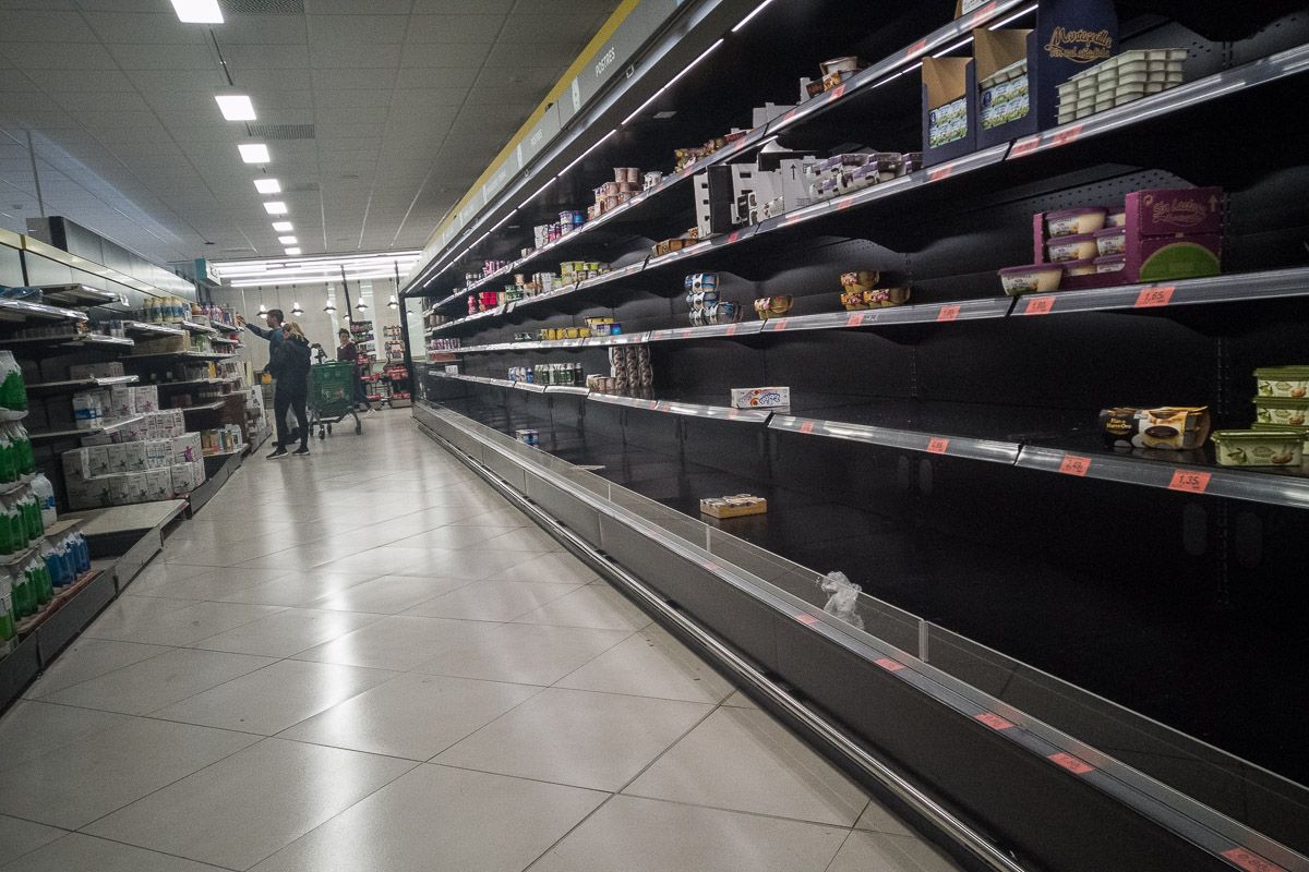 Una imagen de un supermercado, antes de ser repuestos los productos. FOTO: MANU GARCÍA
