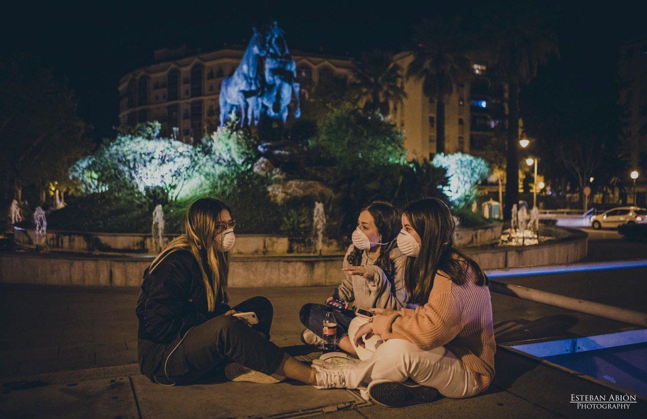 Tres jóvenes, en la plaza del Caballo con mascarillas, esta noche del viernes en Jerez. FOTO: ESTEBAN ABIÓN