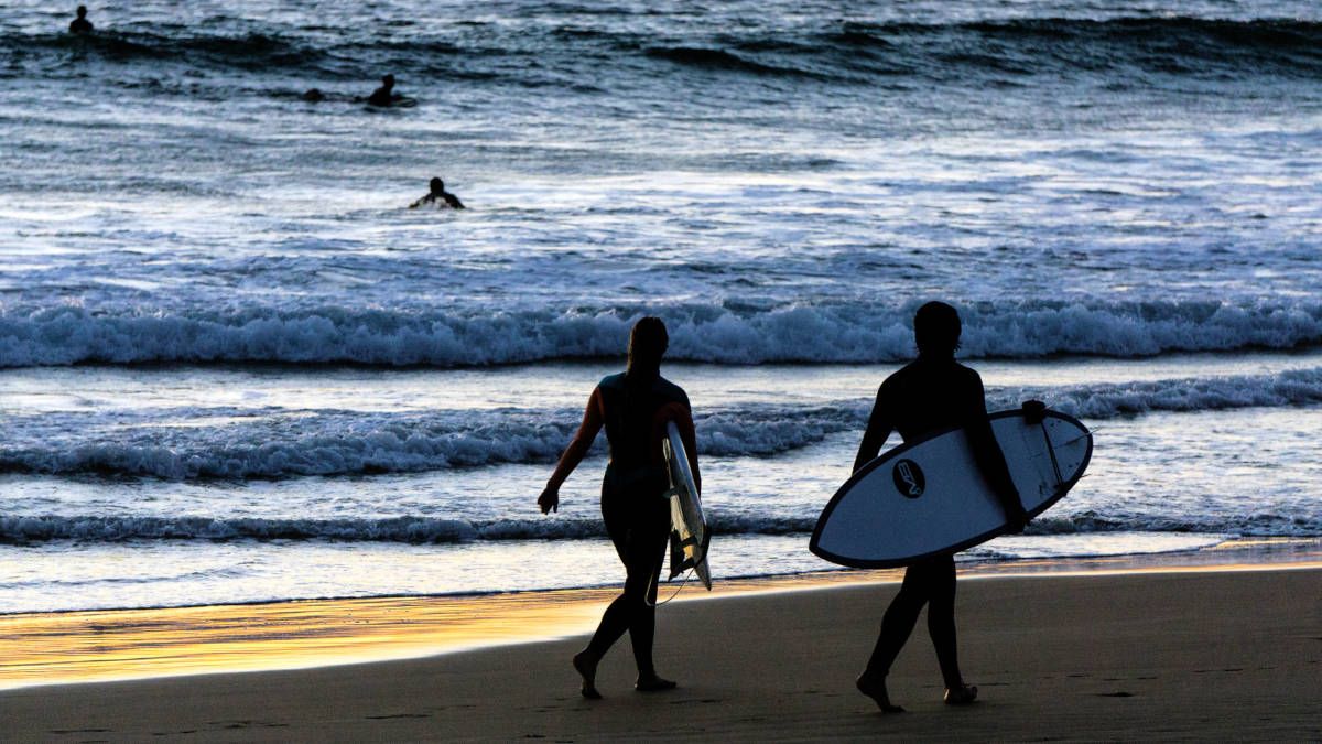 Dos surfistas en la playa de El Palmar. FOTO: Flicker reyperezoso