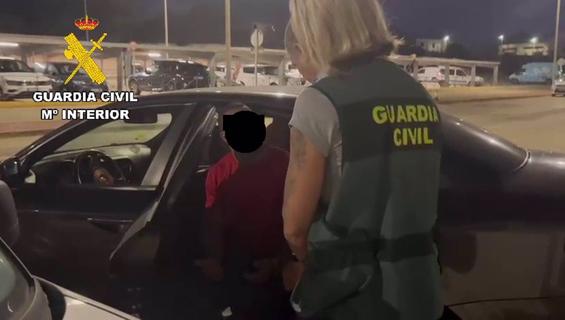 La Guardia Civil detiene a un trabajador de un gimnasio que fotografiaba a mujeres mientras hacían ejercicio en Melilla.