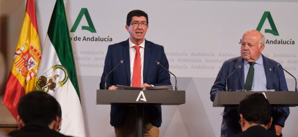 Juan Marín, vicepresidente de la Junta, junto al consejero de Salud, Jesús Aguirre, en la rueda de prensa.