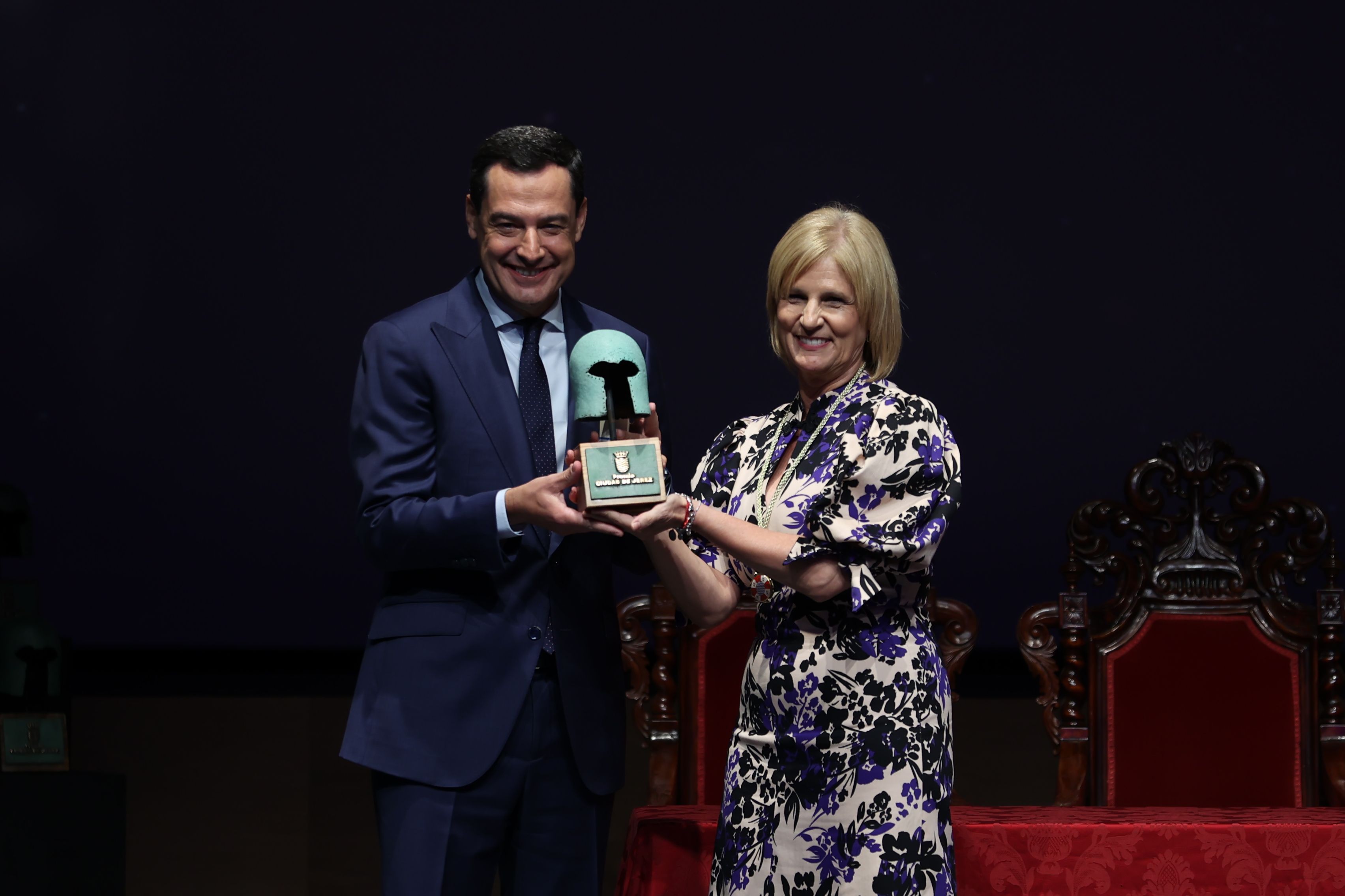 Moreno y Pelayo, tras la recepción en el Ayuntamiento de Jerez, en la entrega del Premio Especial Ciudad de Jerez de 2023 a la Junta de Andalucía, este lunes por la noche en La Atalaya.