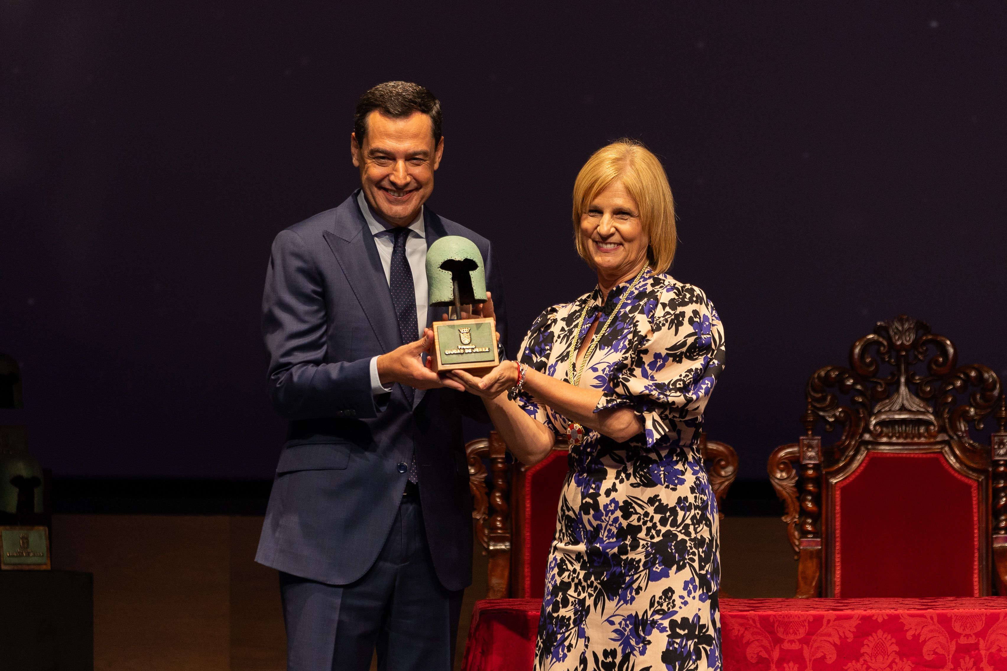 La alcaldesa Pelayo, entregando el Premio Ciudad de Jerez a Juanma Moreno, el pasado Día de San Dionisio.
