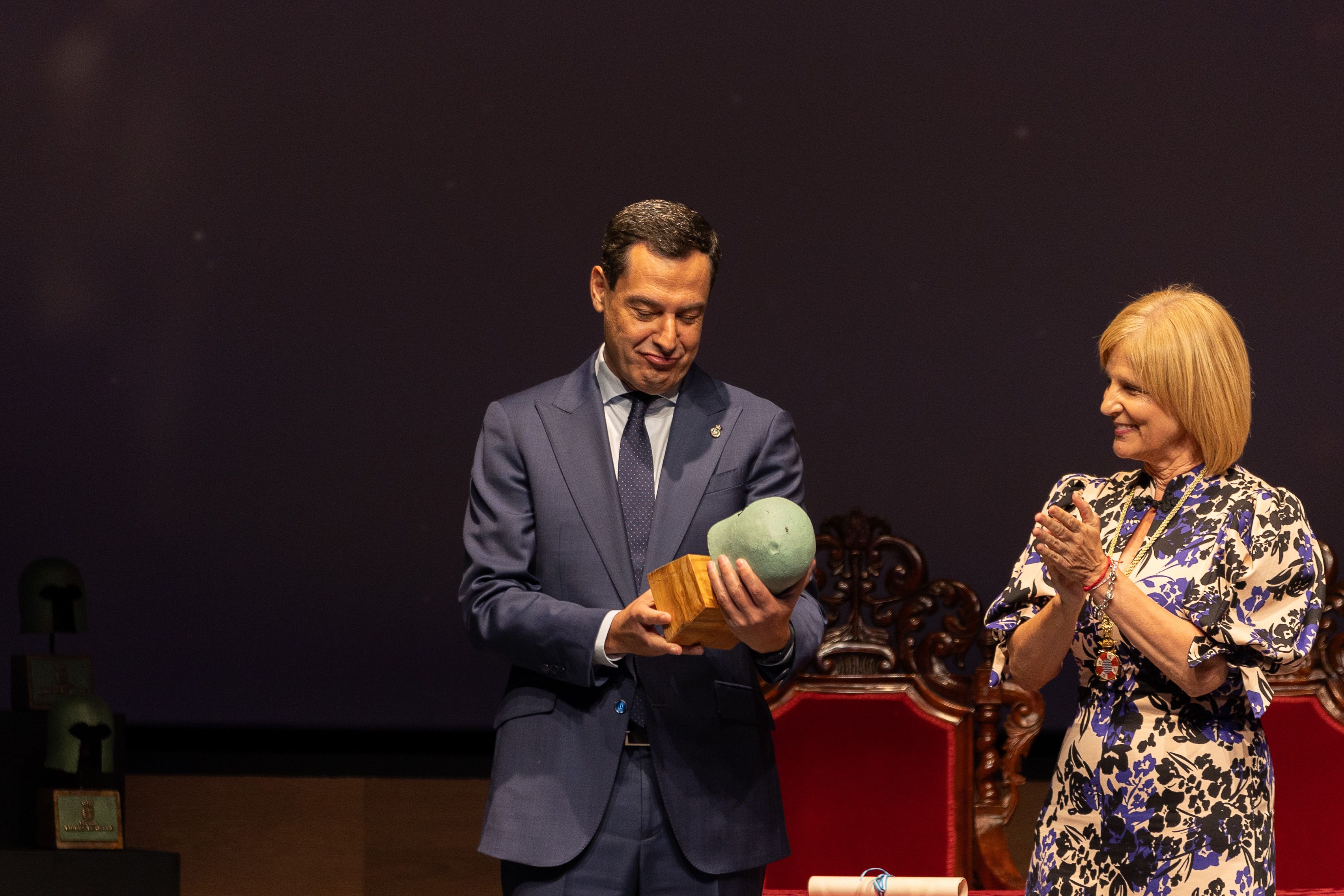 El presidente de la Junta, Juanma Moreno, recogiendo el Premio Ciudad de Jerez de manos de la alcaldesa María José García-Pelayo.
