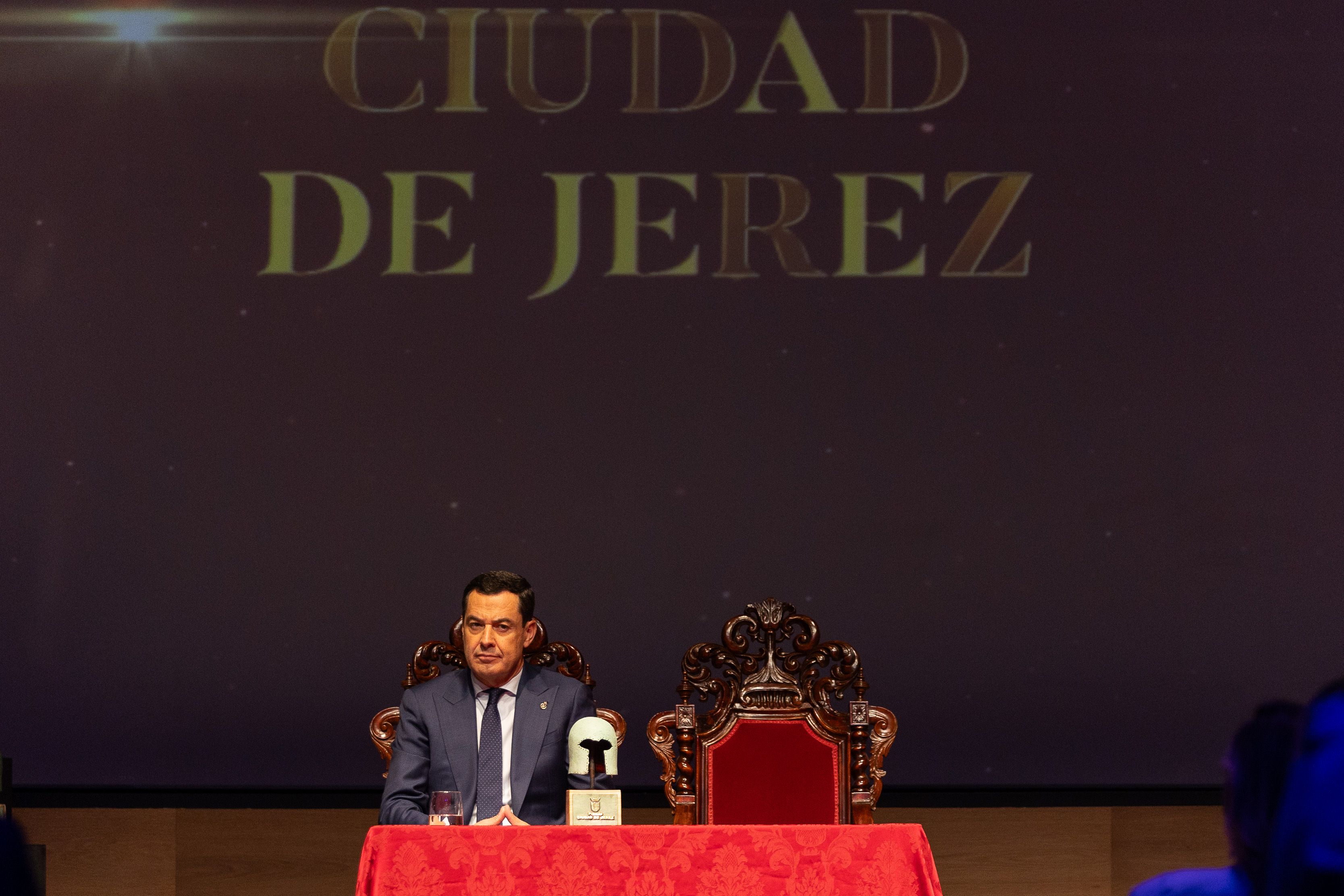 Juanma Moreno, con el Premio Ciudad de Jerez concedido a la Junta.